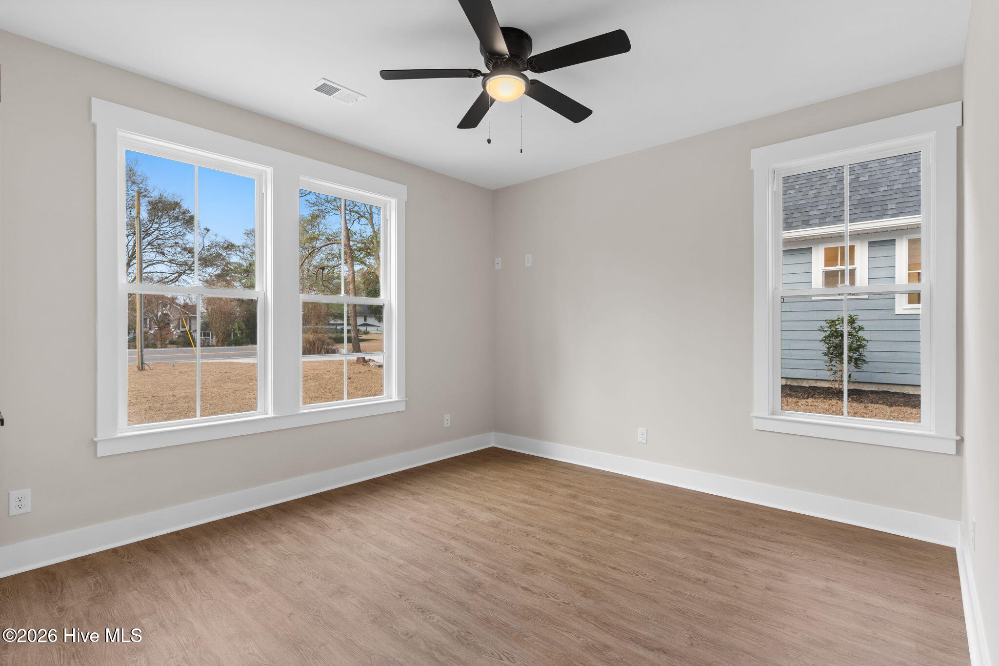 100558111 | Photo 34