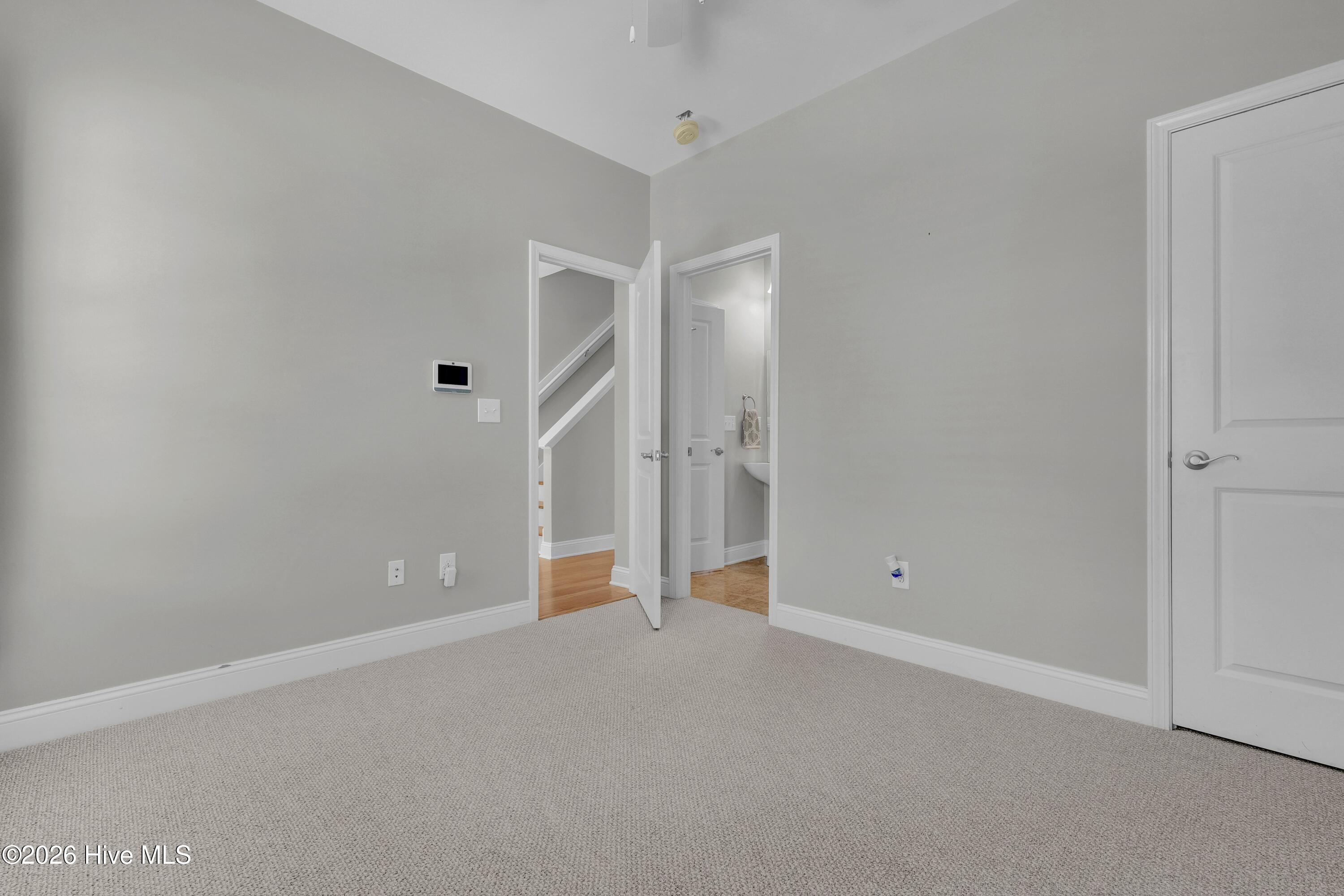 100567851 | Photo 23