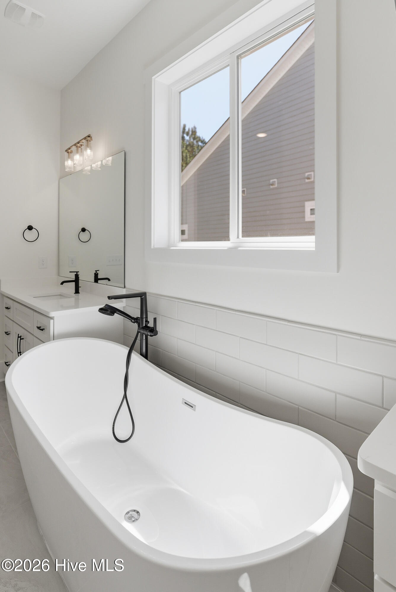 100564913 | Photo 35