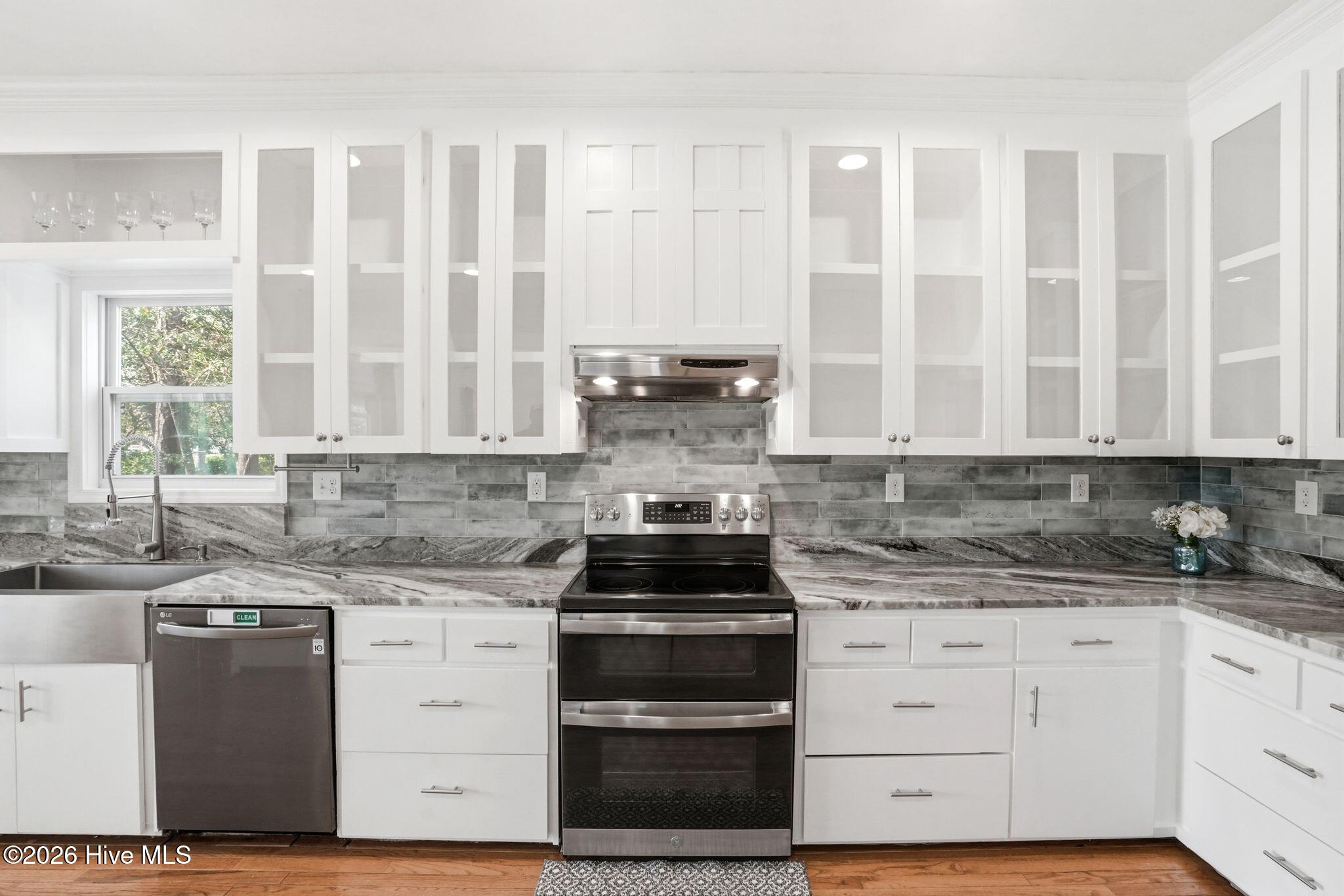 100560935 | Photo 33