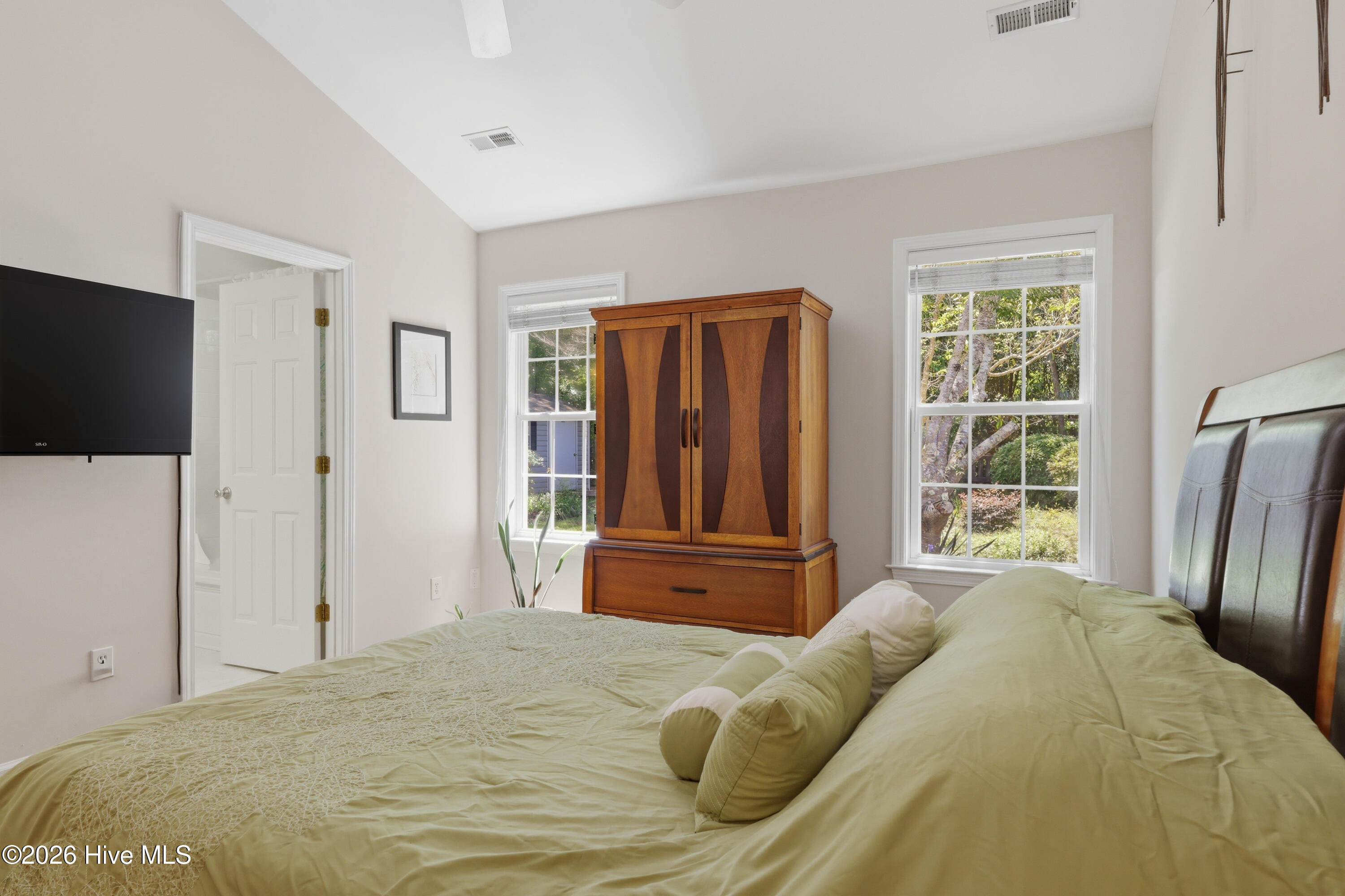 100568485 | Photo 23