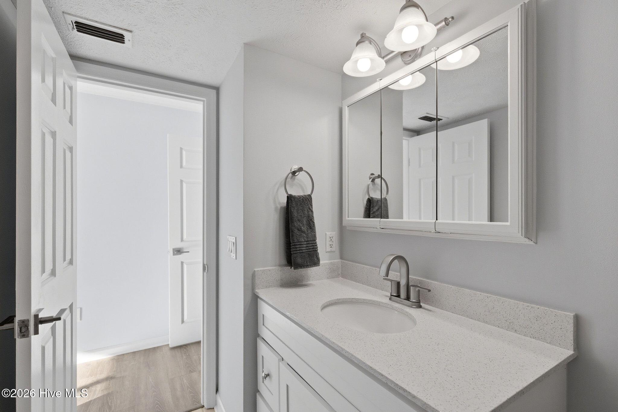 100560958 | Photo 23