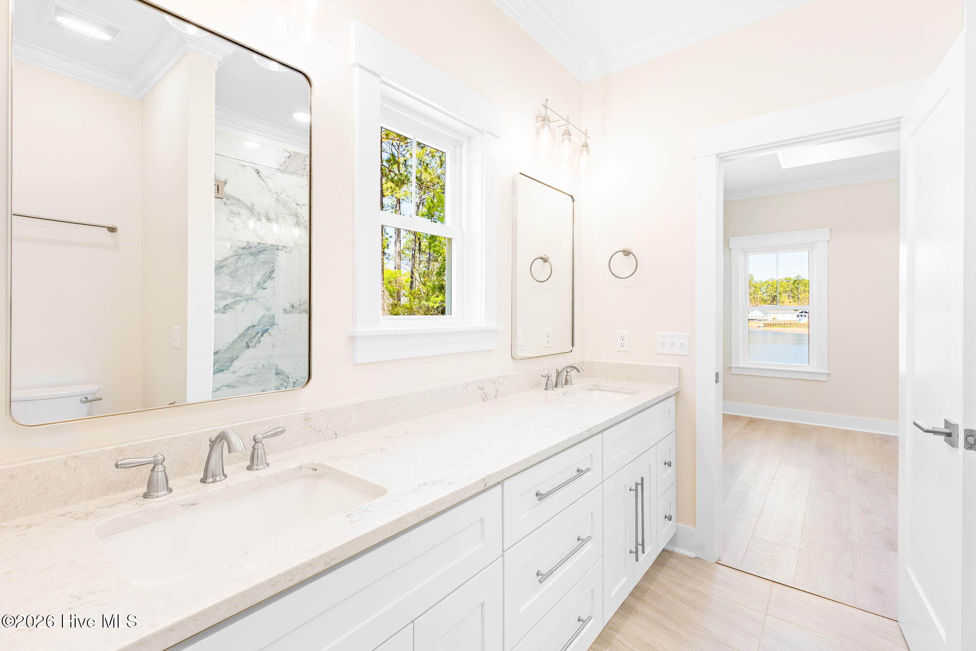 100565592 | Photo 41