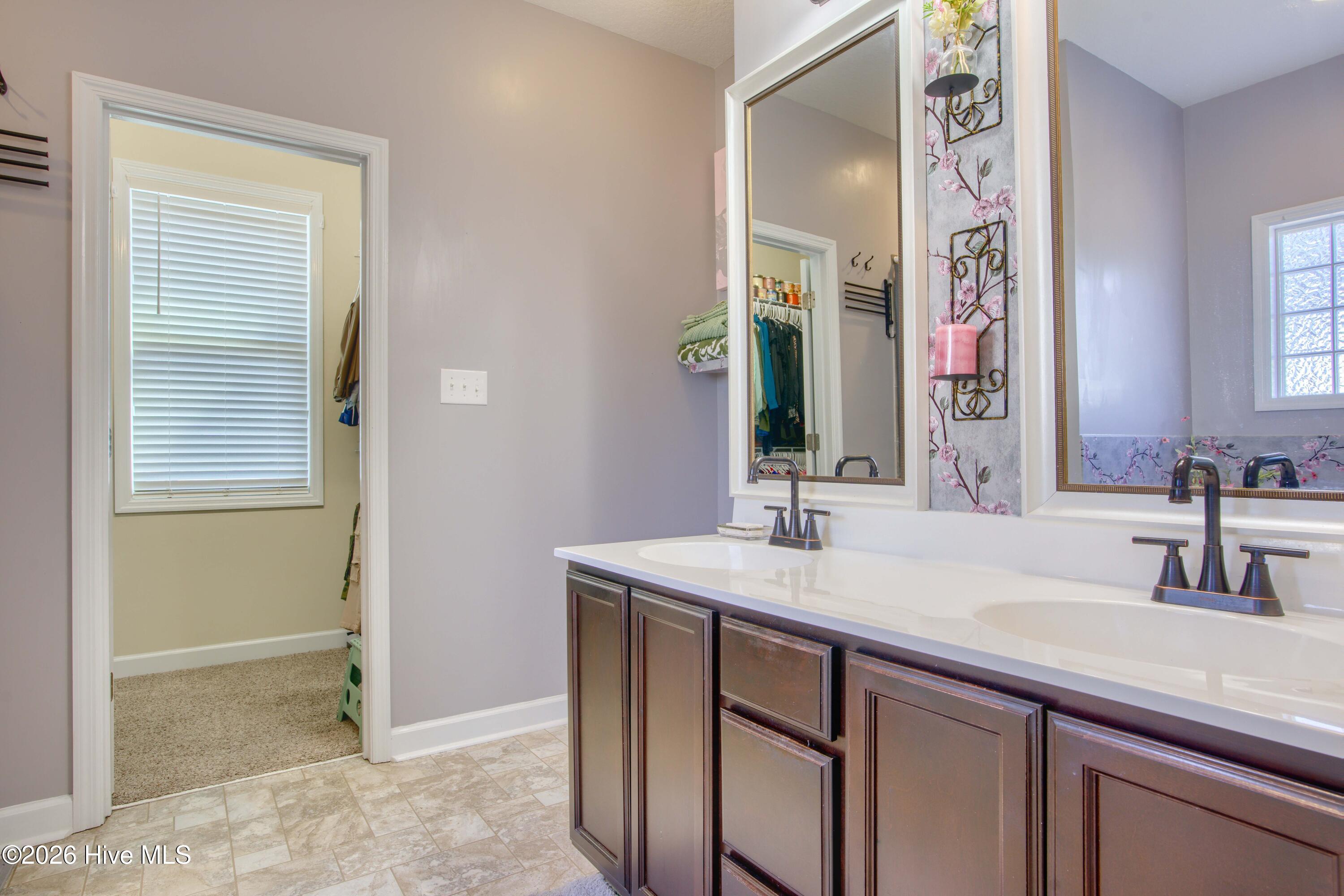 100558349 | Photo 13