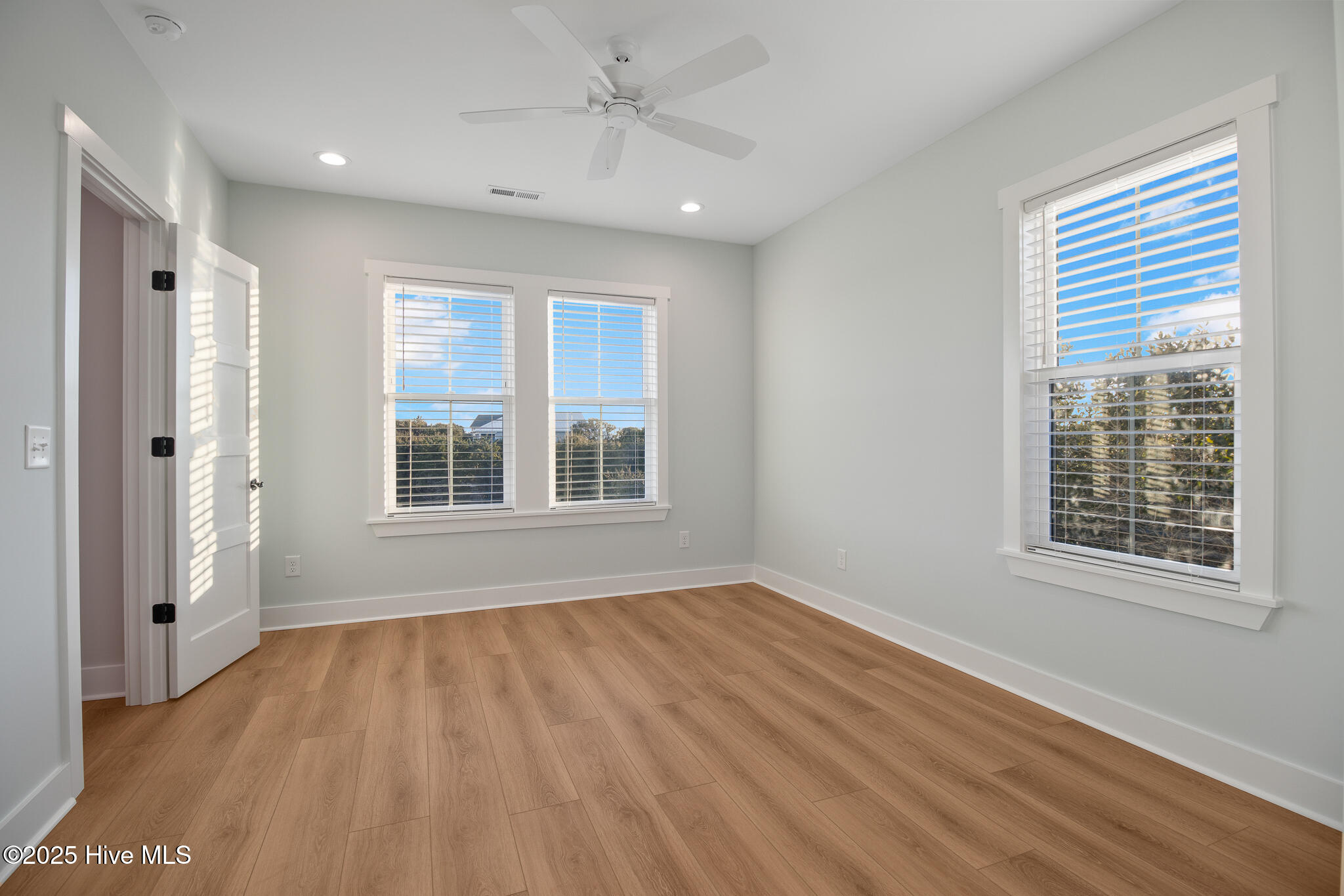 100545978 | Photo 53