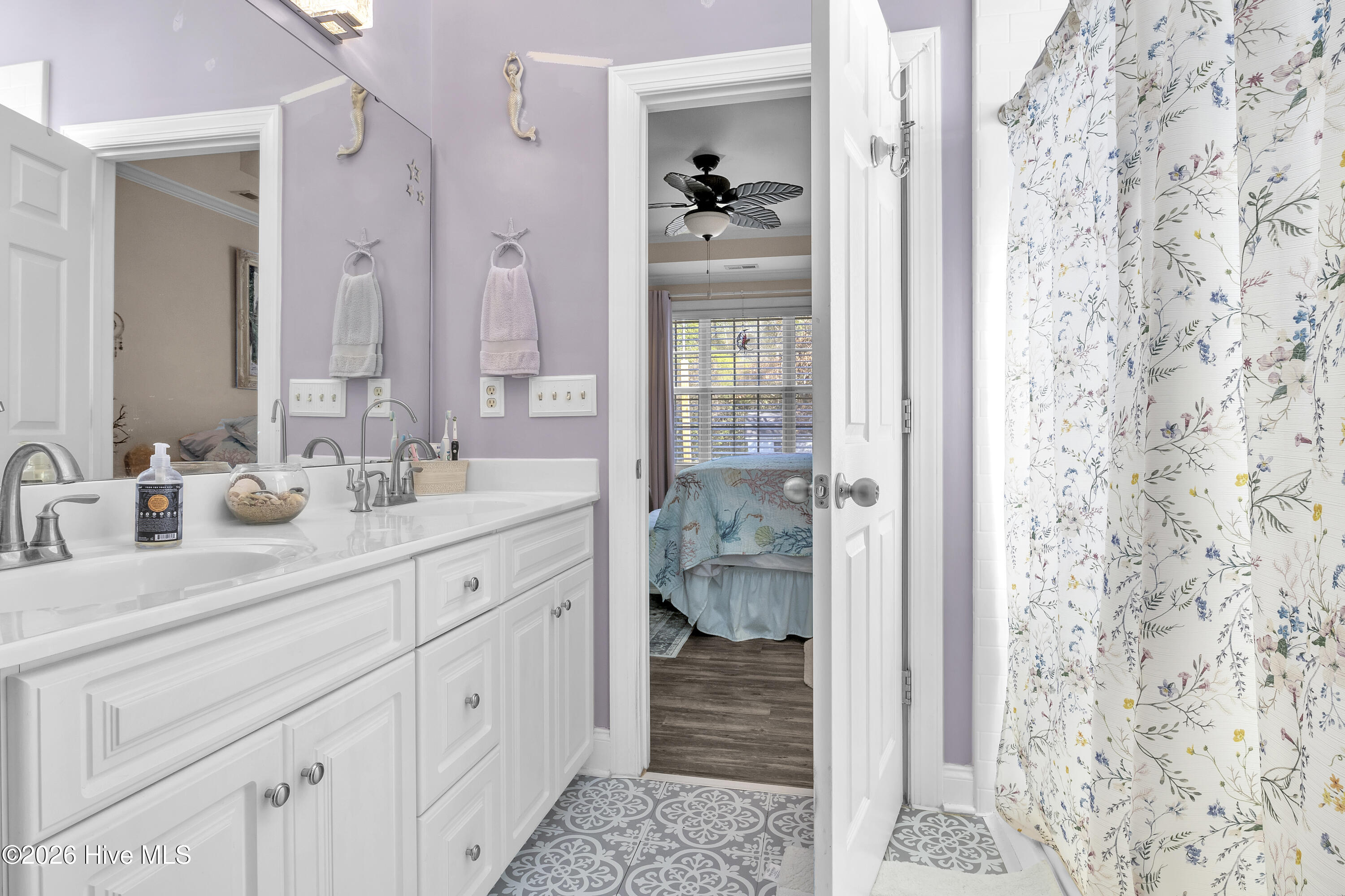 100562137 | Photo 25