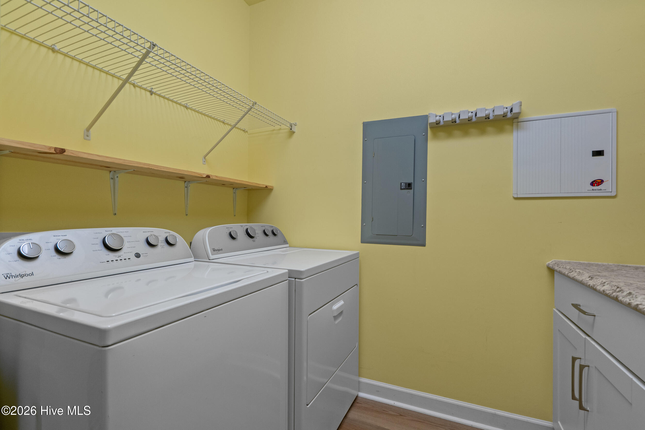 100570667 | Photo 28