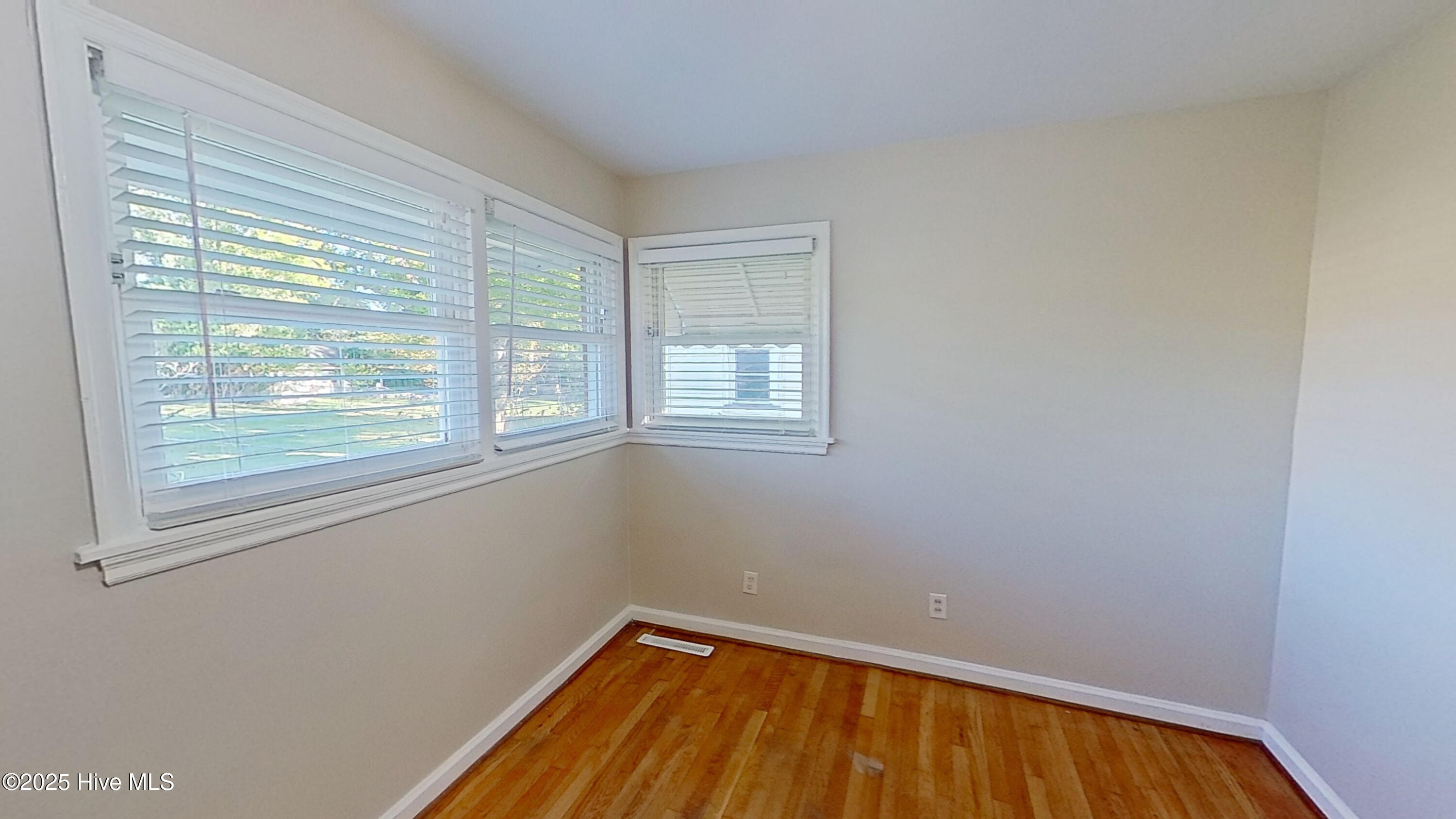 100544285 | Photo 12