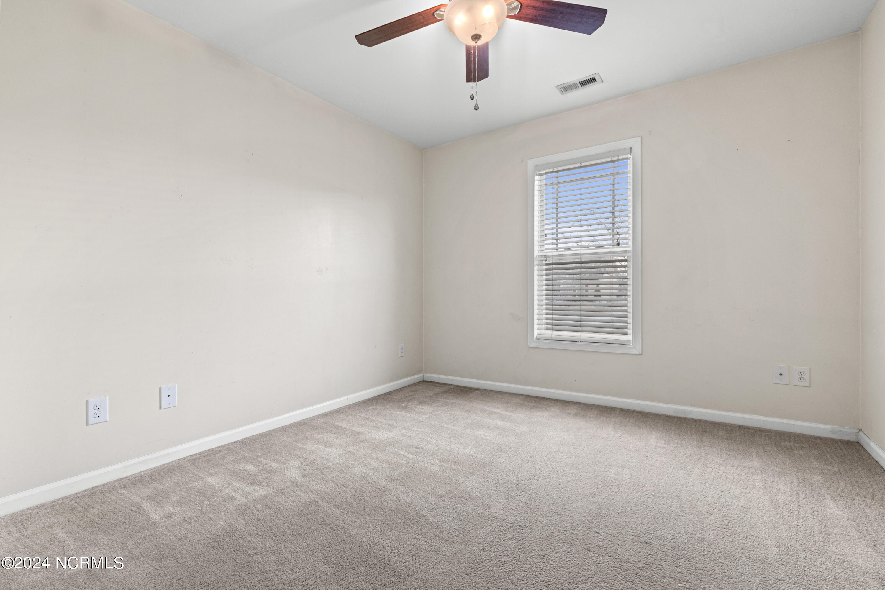 100570625 | Photo 11