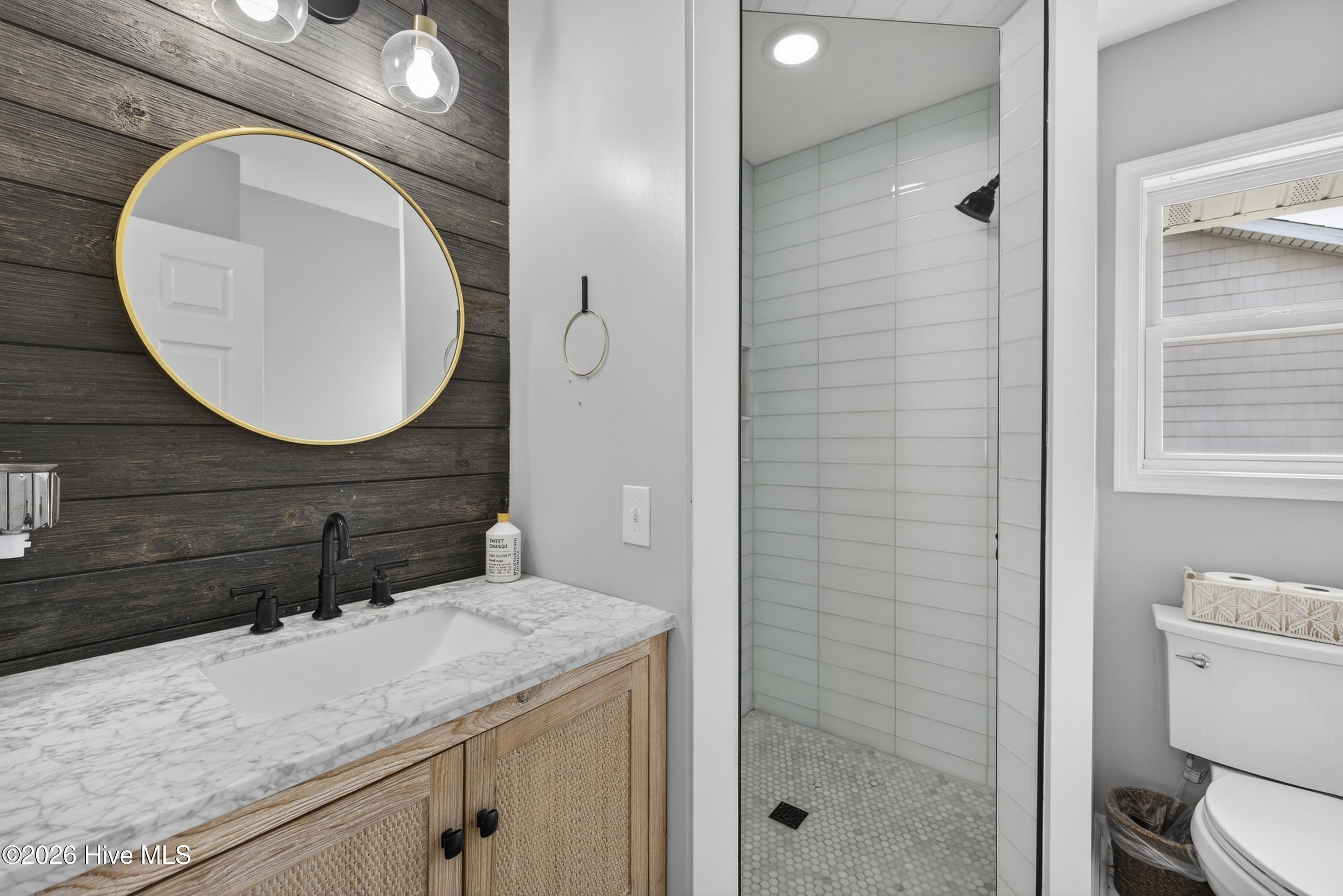 100562699 | Photo 27