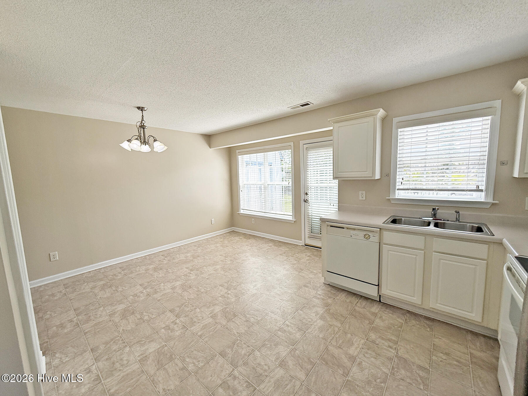 100537357 | Photo 16