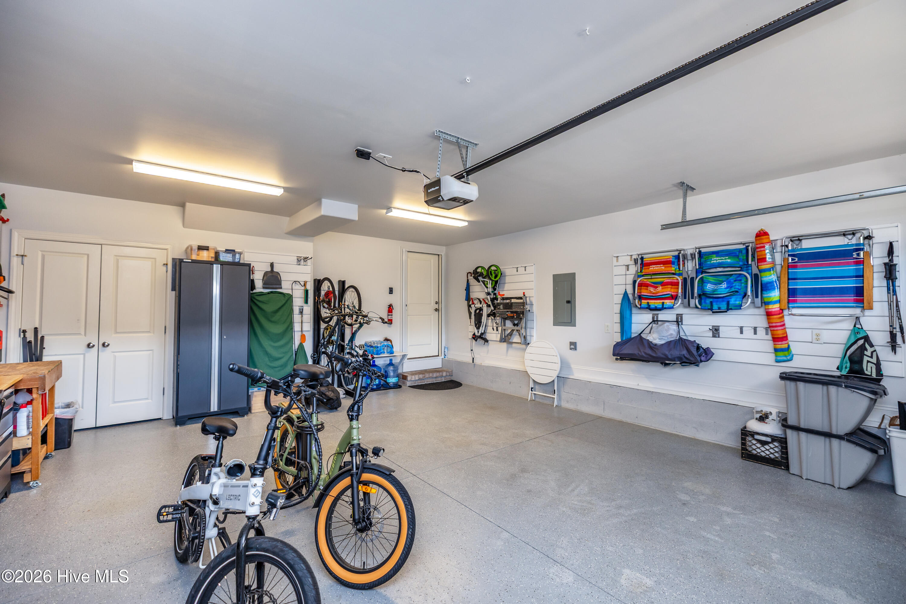 100570456 | Photo 43