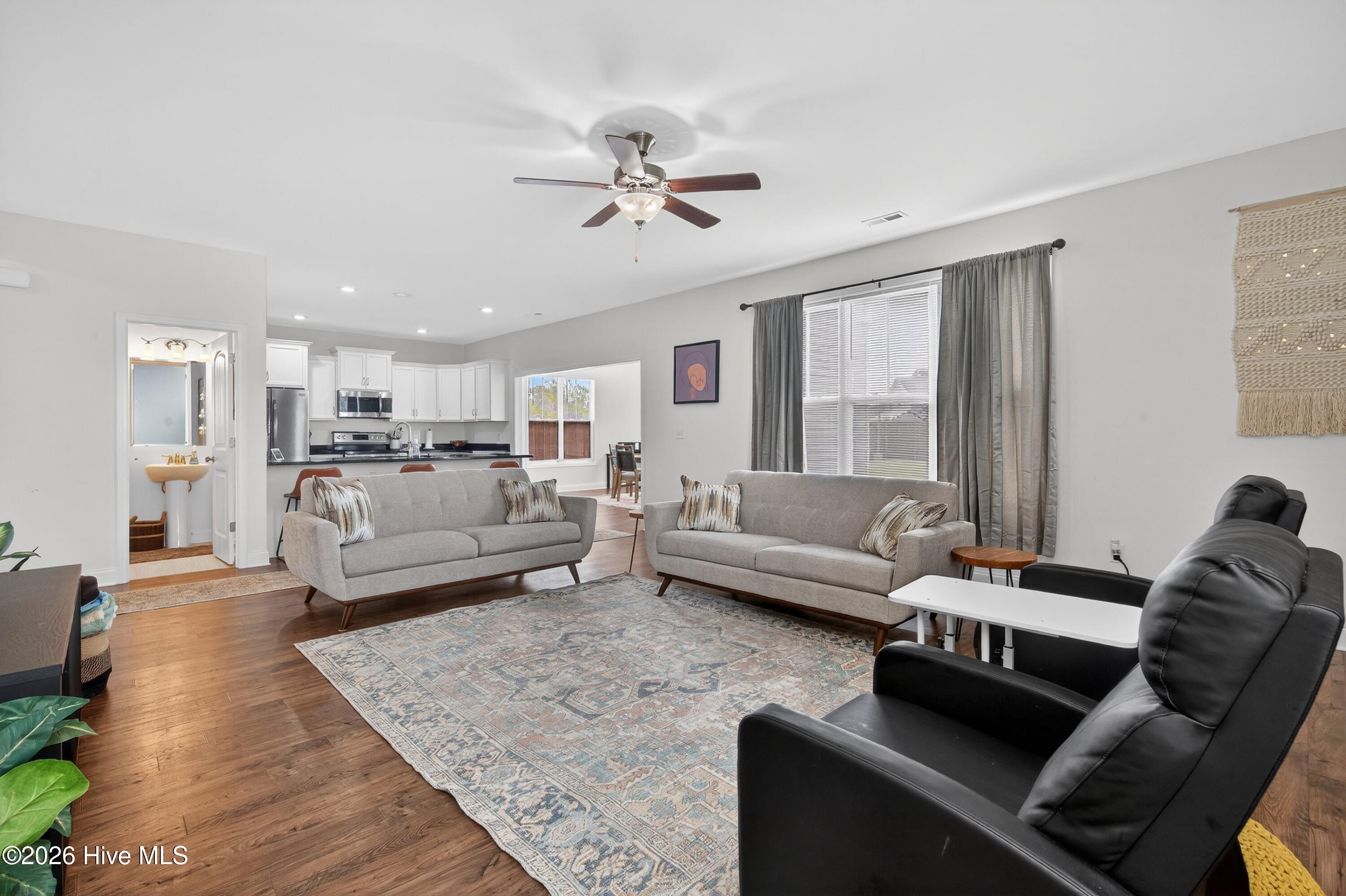 100565414 | Photo 14