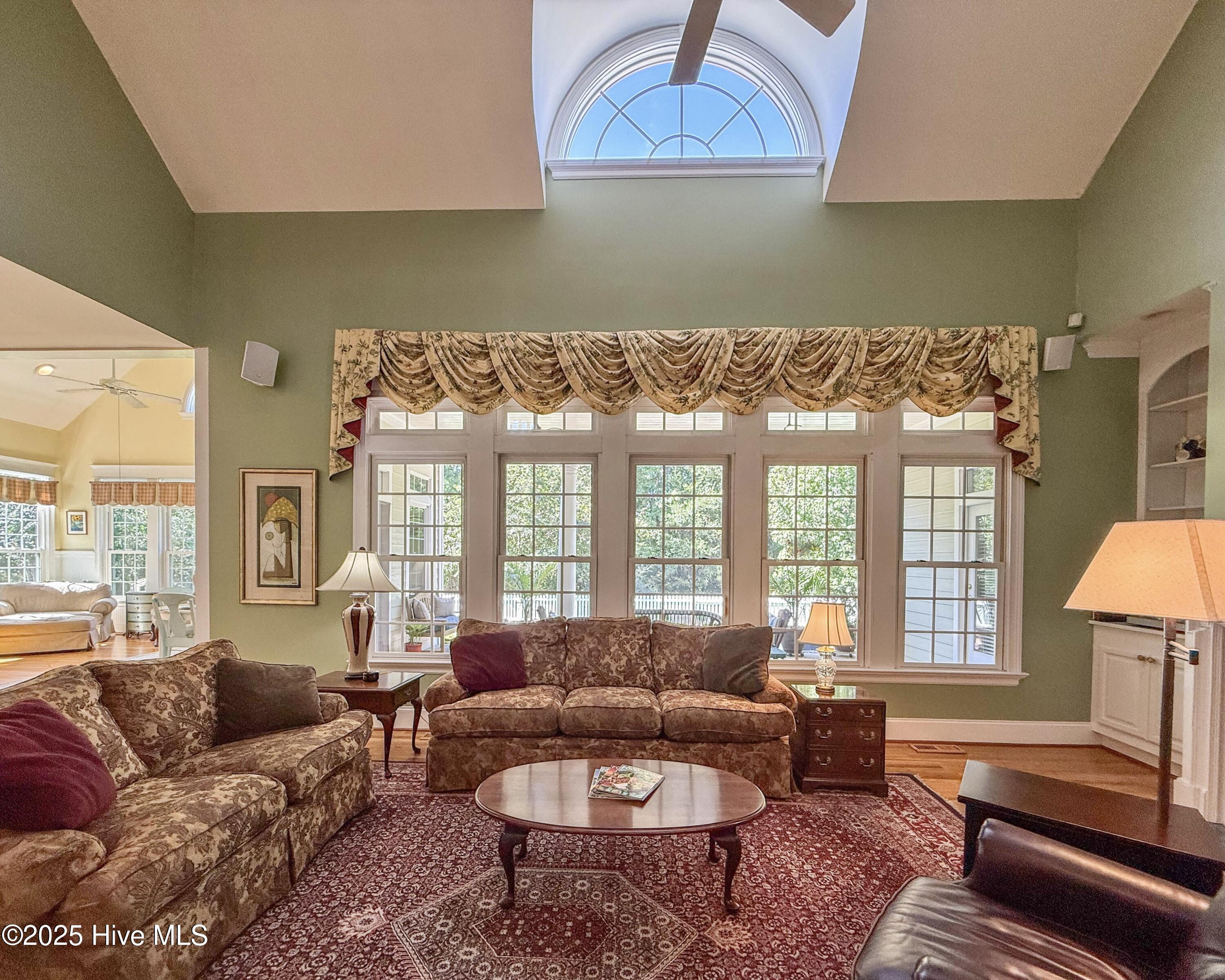 100561292 | Photo 35