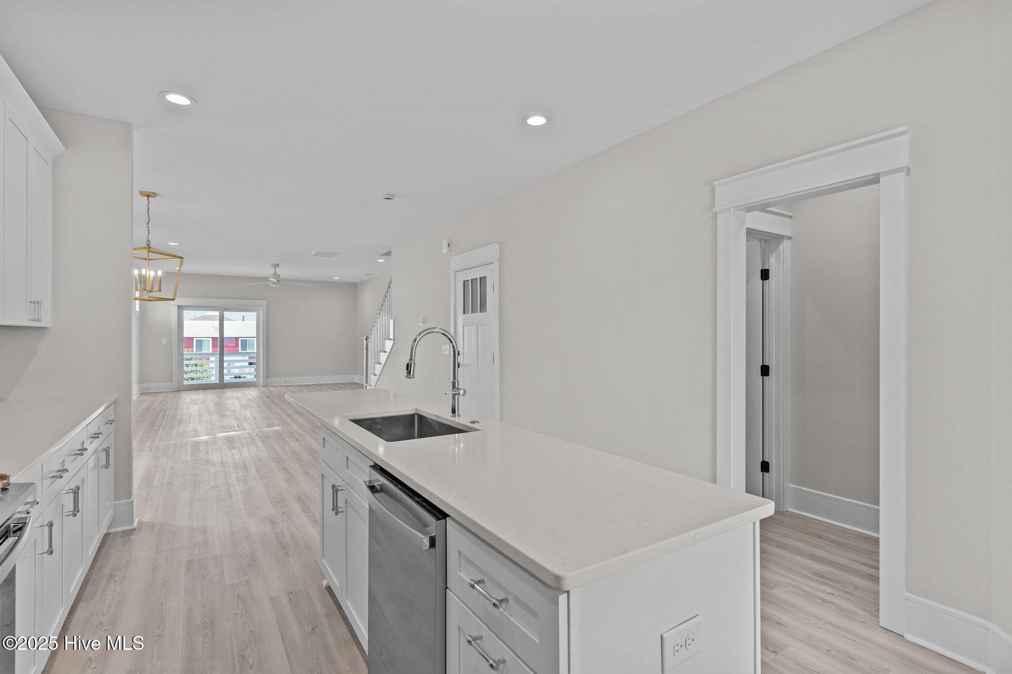 100560539 | Photo 12