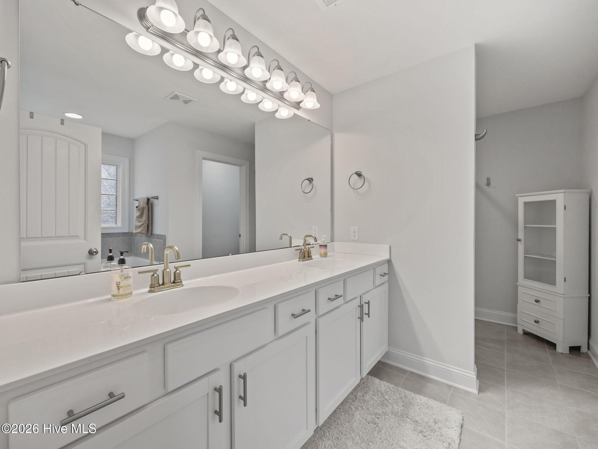 100563779 | Photo 26