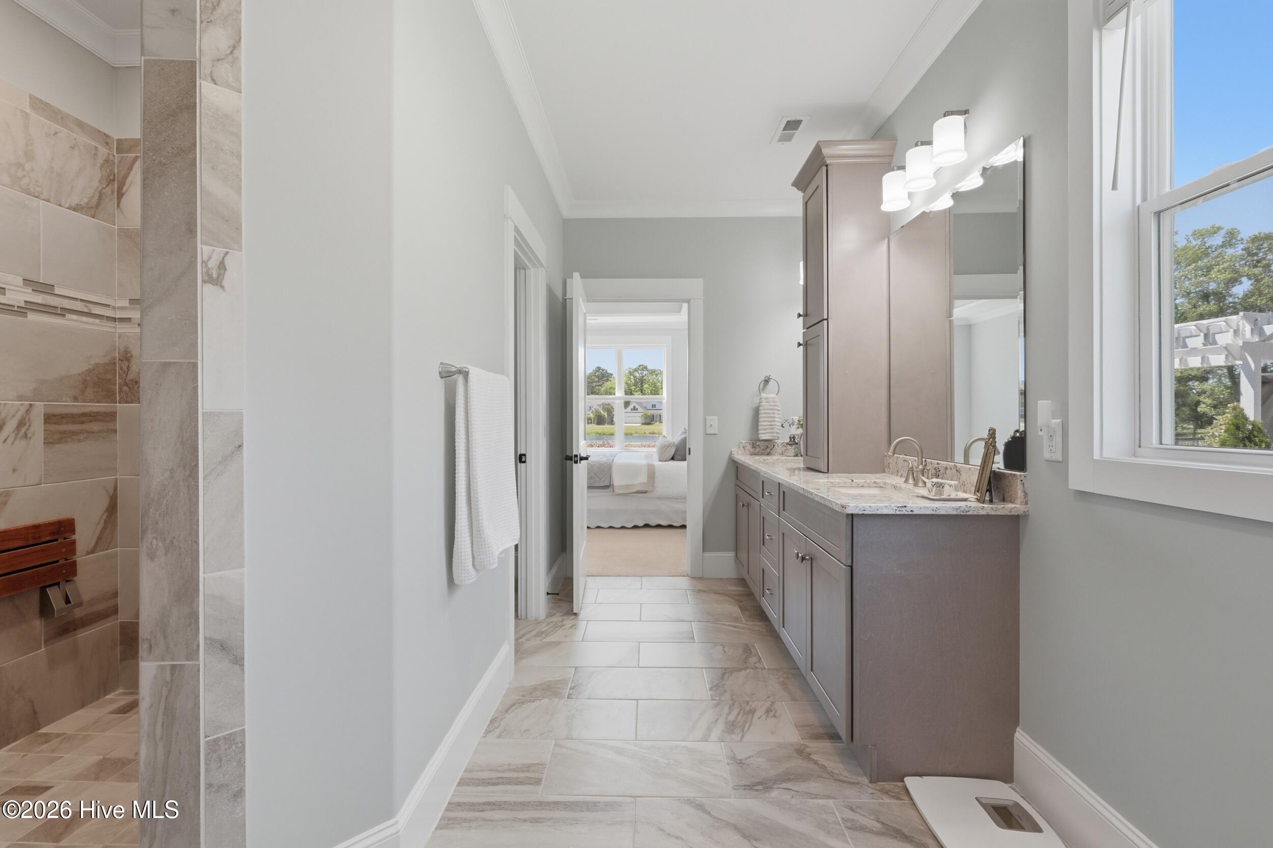 100567823 | Photo 43