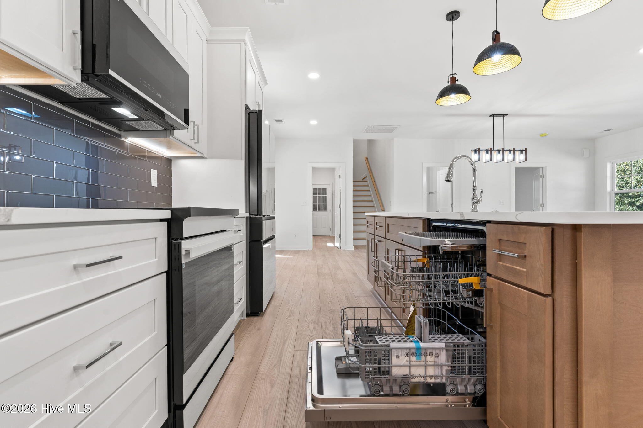 100559220 | Photo 18