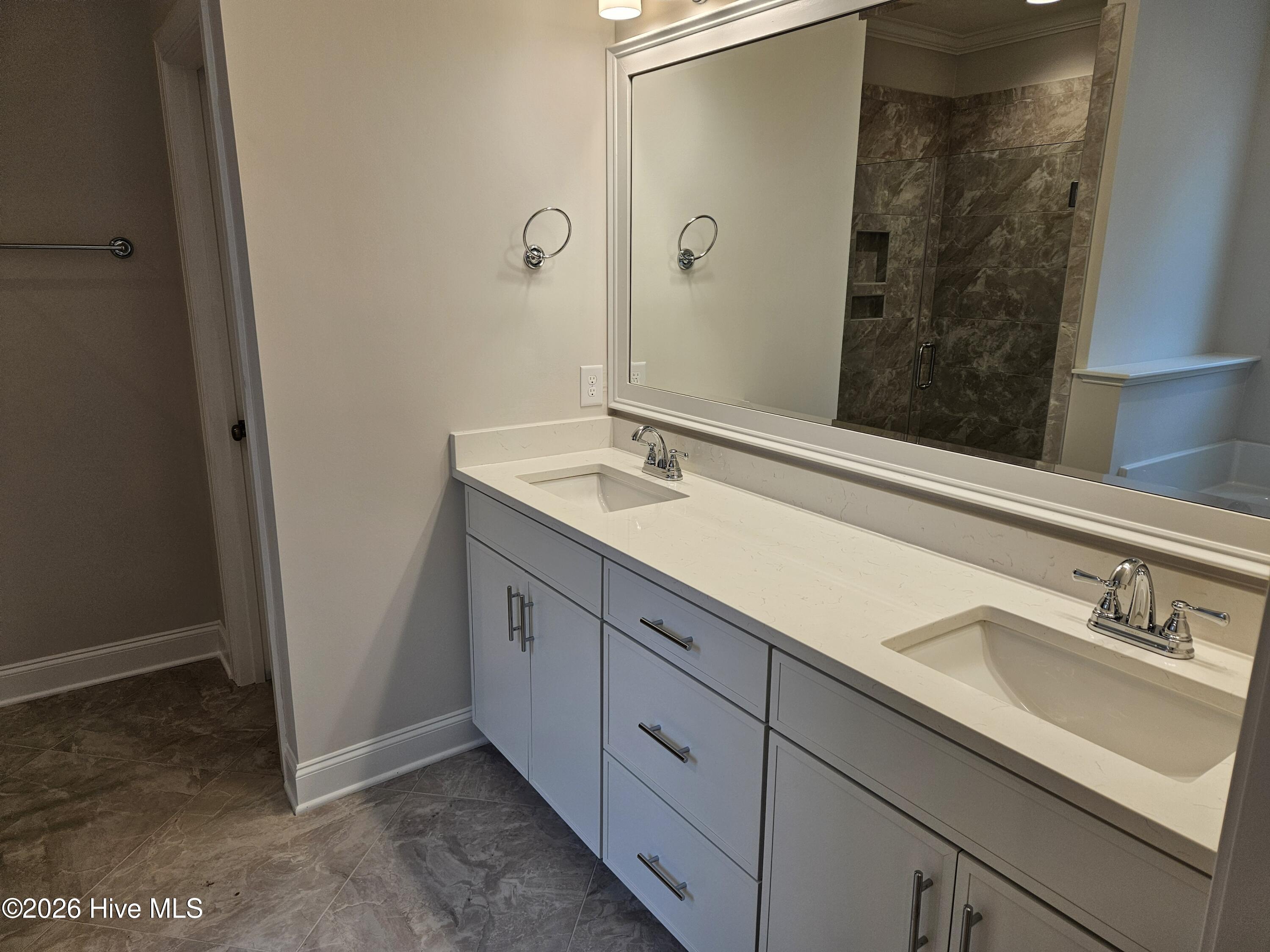 100569103 | Photo 19