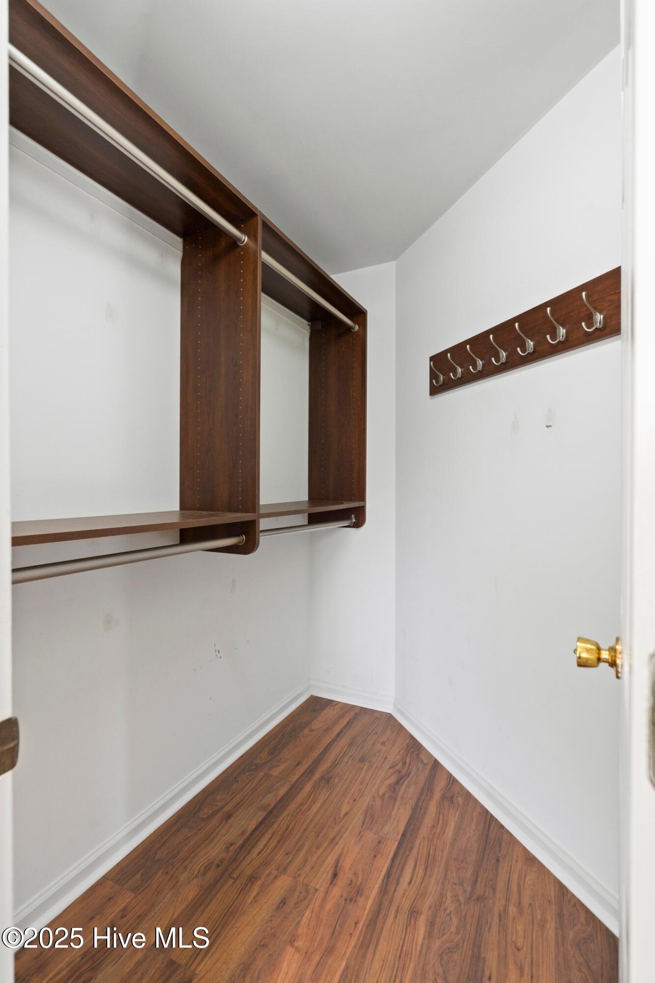 100543114 | Photo 25