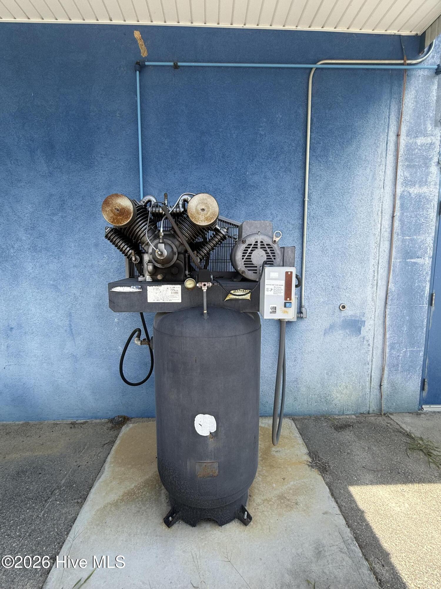2 Ait Compressors with lines ran to each bay.