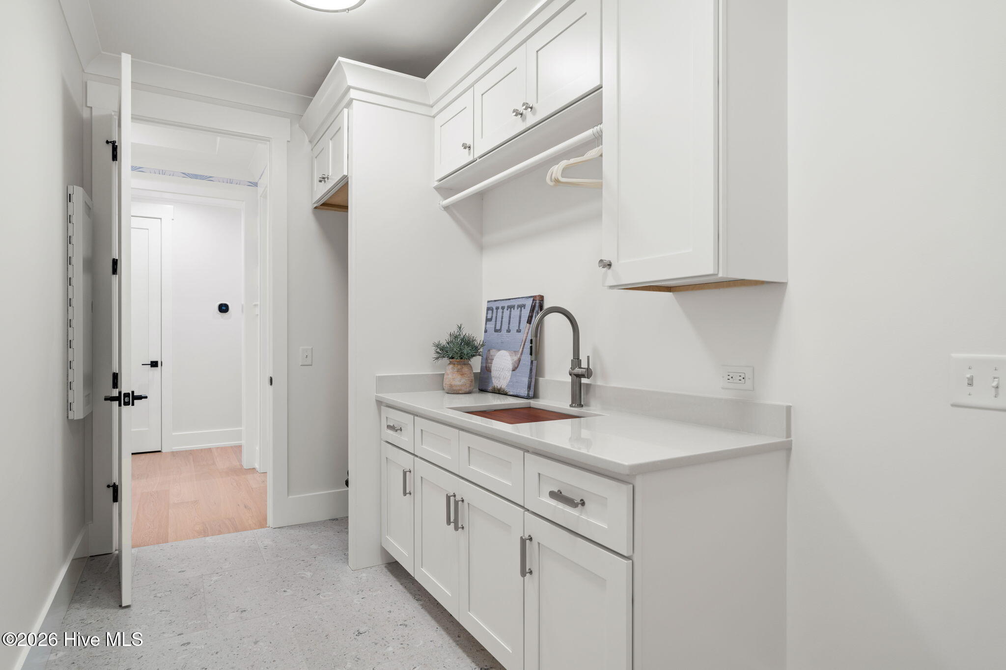 100568916 | Photo 55