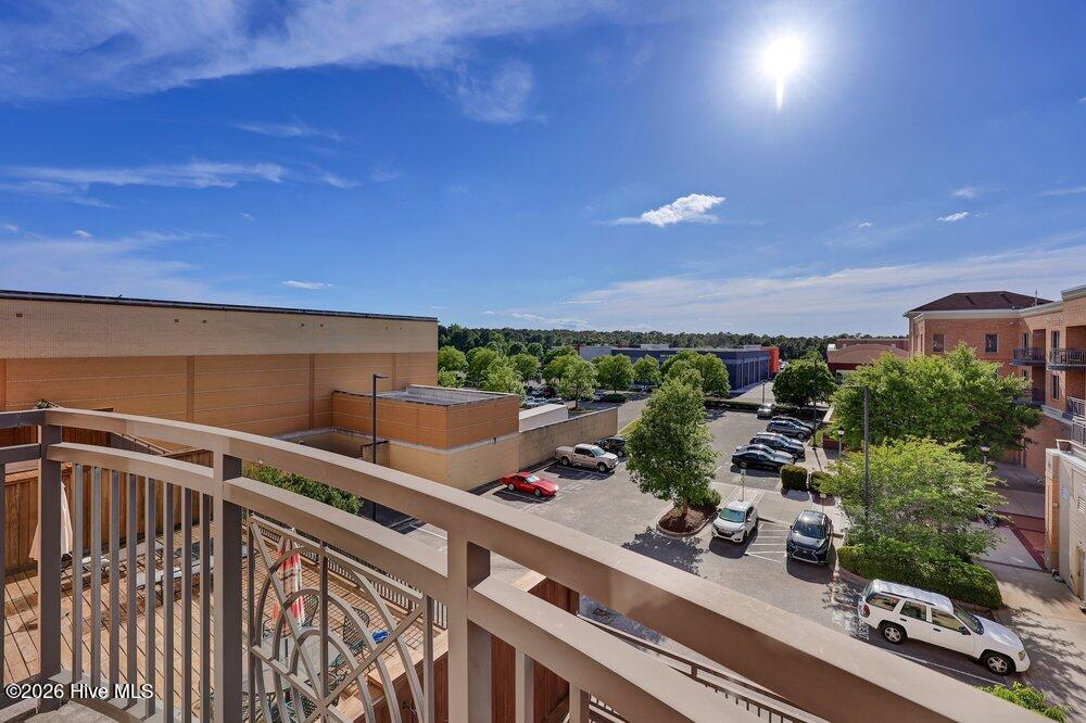 100570367 | Photo 22