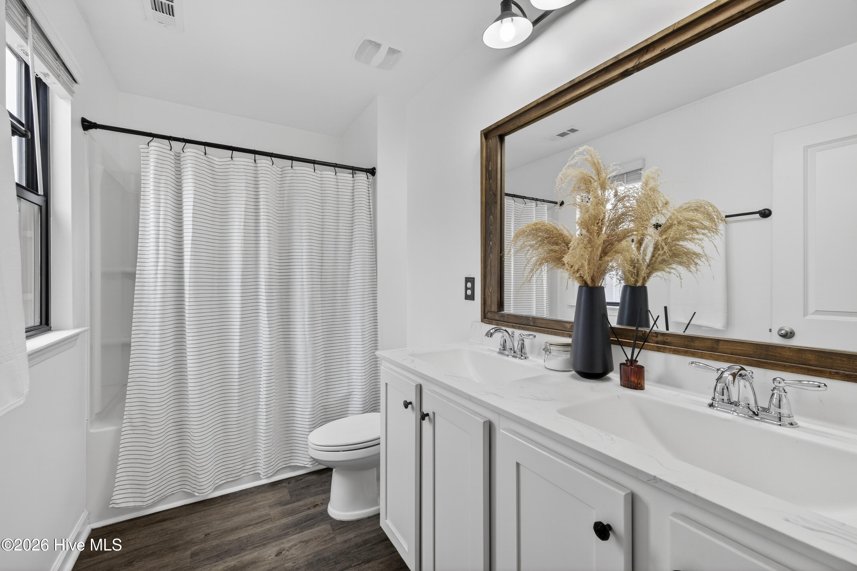 100558263 | Photo 32