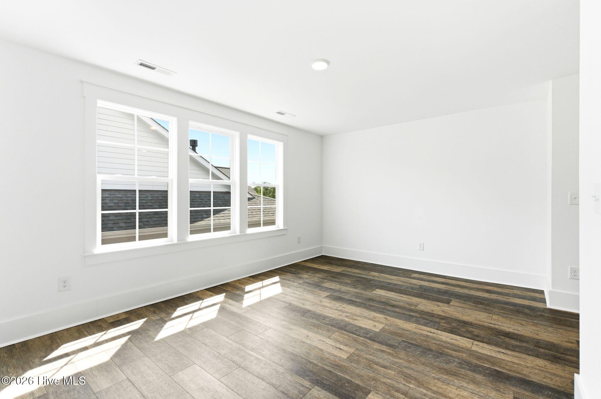 100565935 | Photo 32