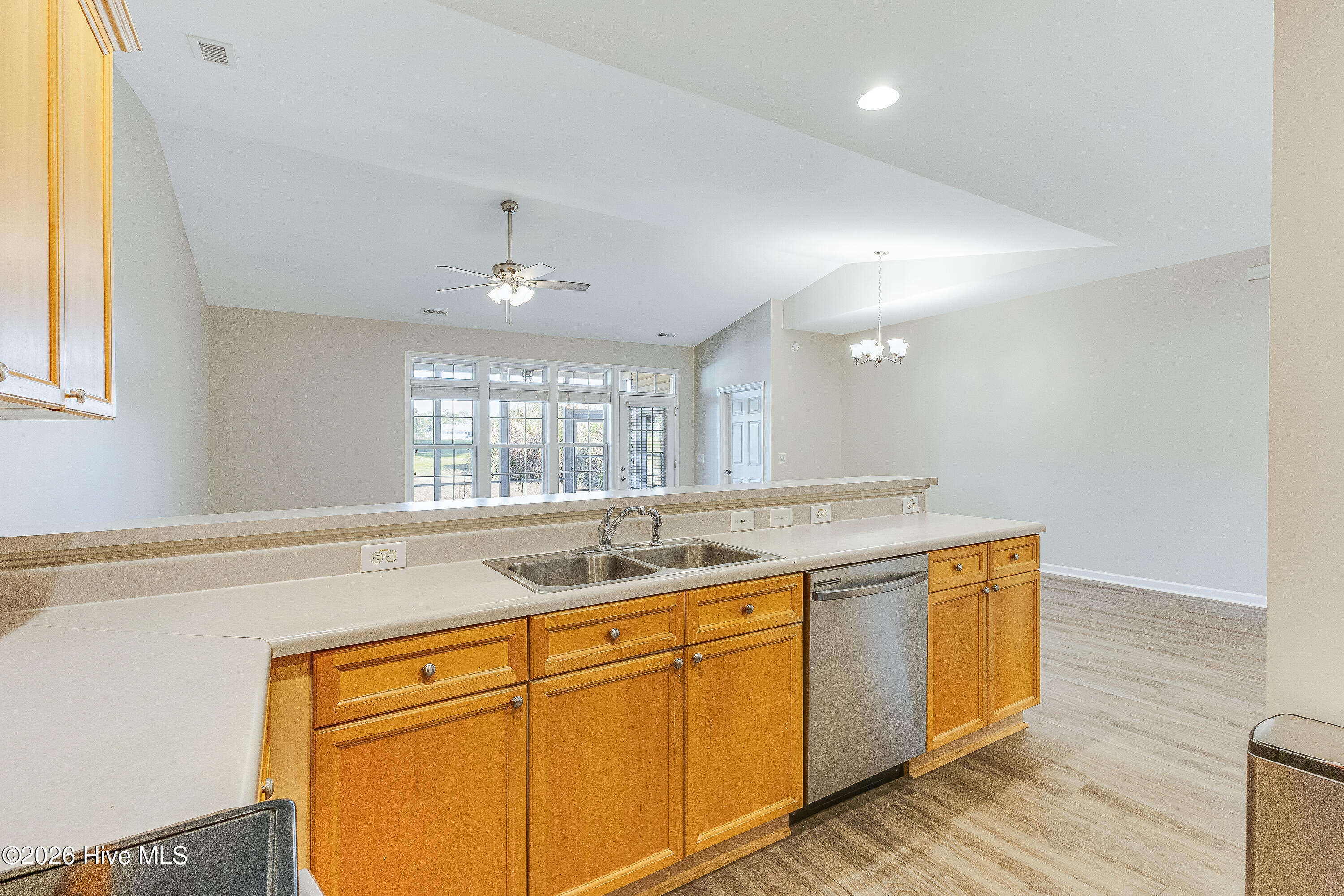 100558016 | Photo 19