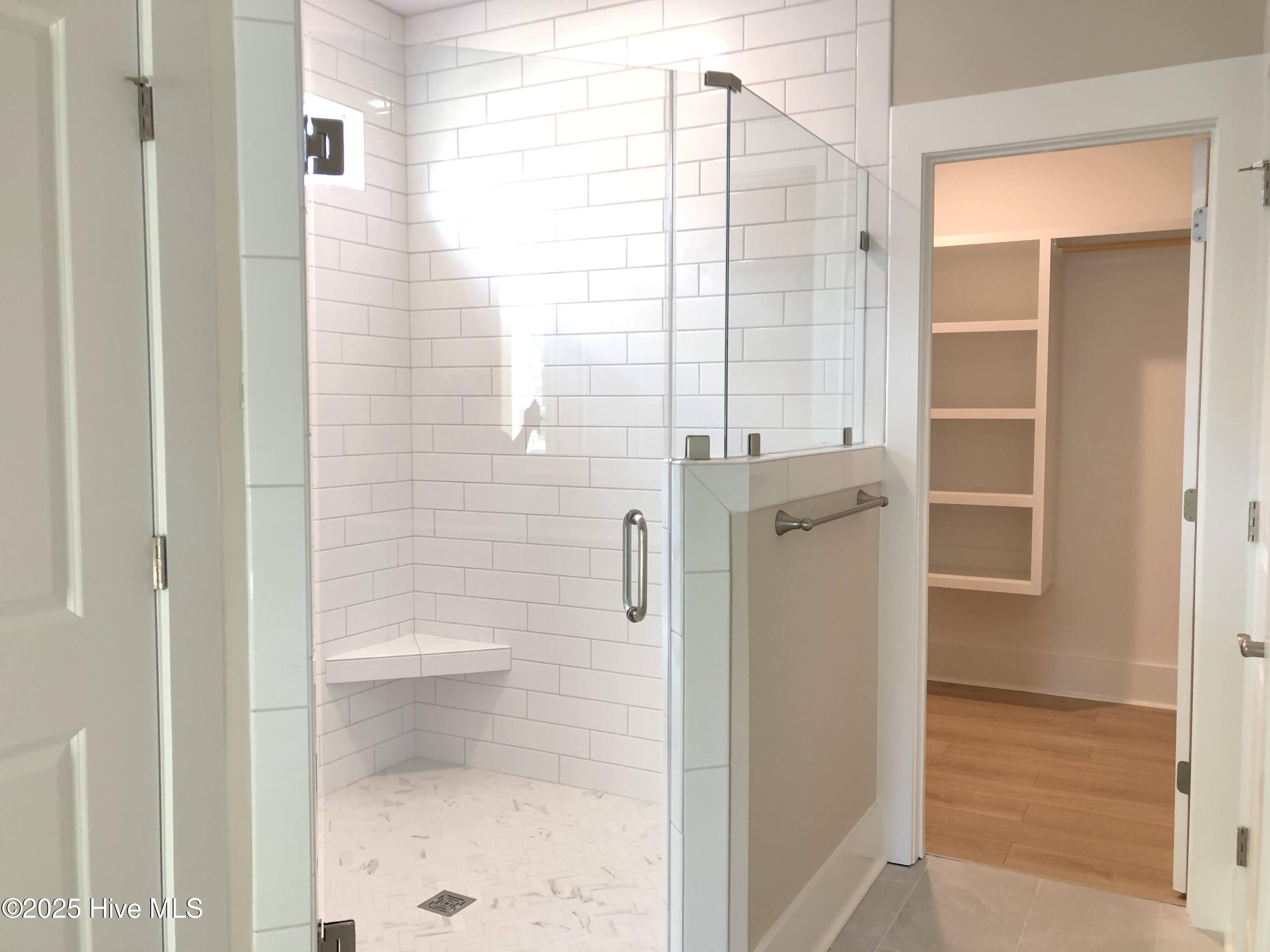 100530323 | Photo 18