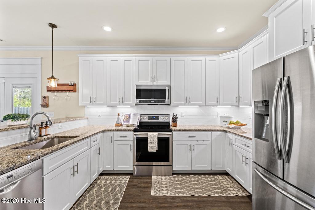 100560208 | Photo 11