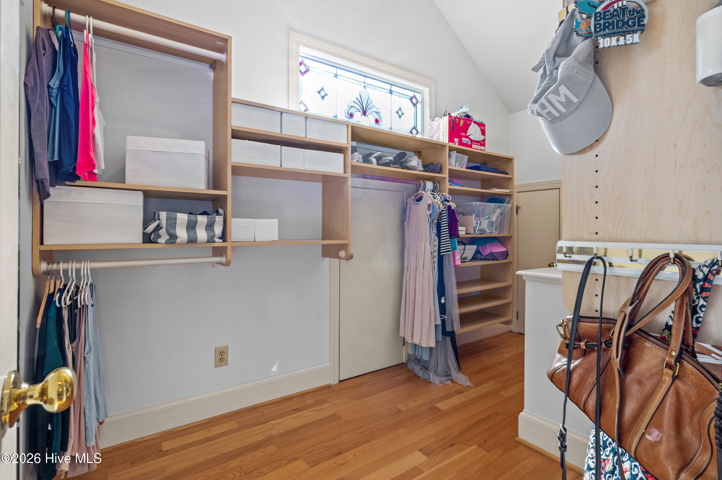 100554057 | Photo 42