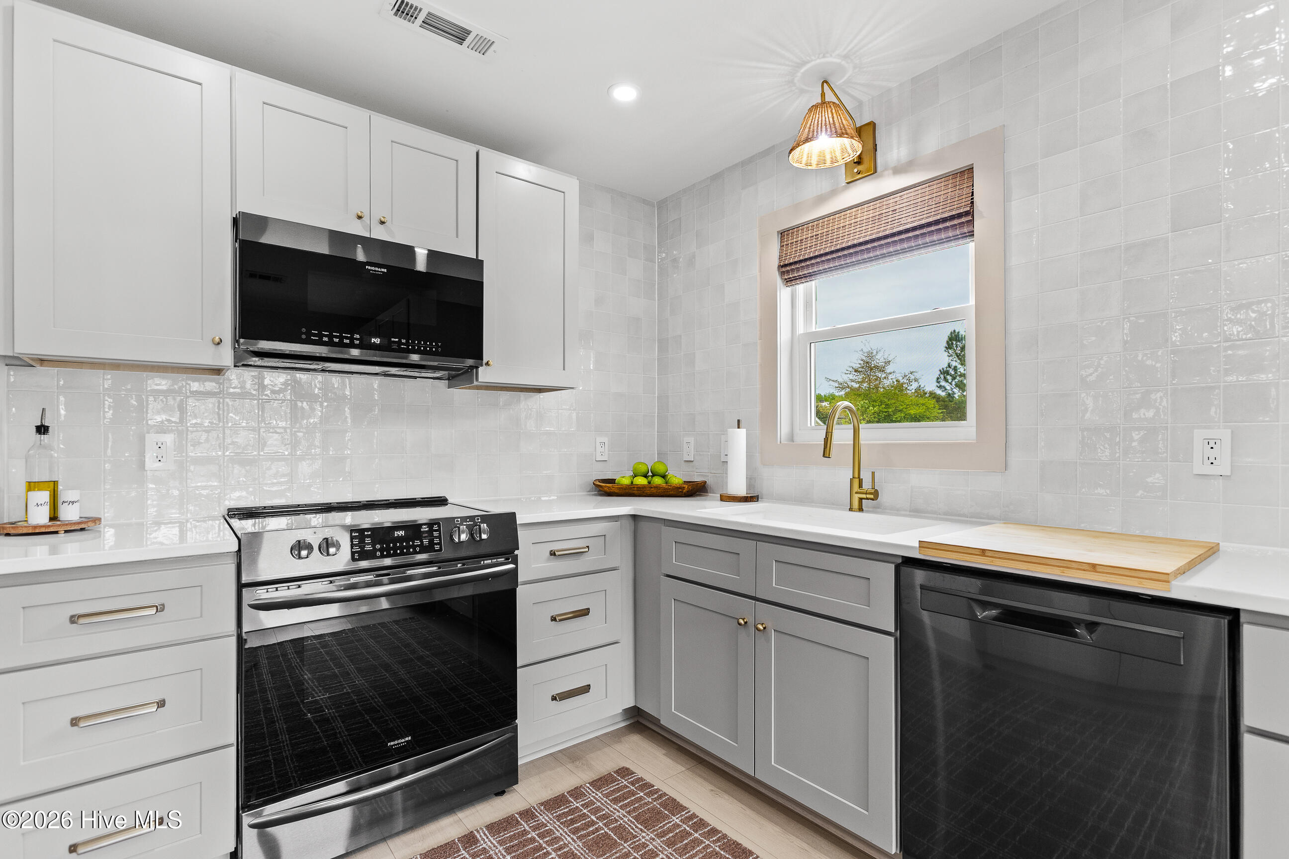 100566396 | Photo 11