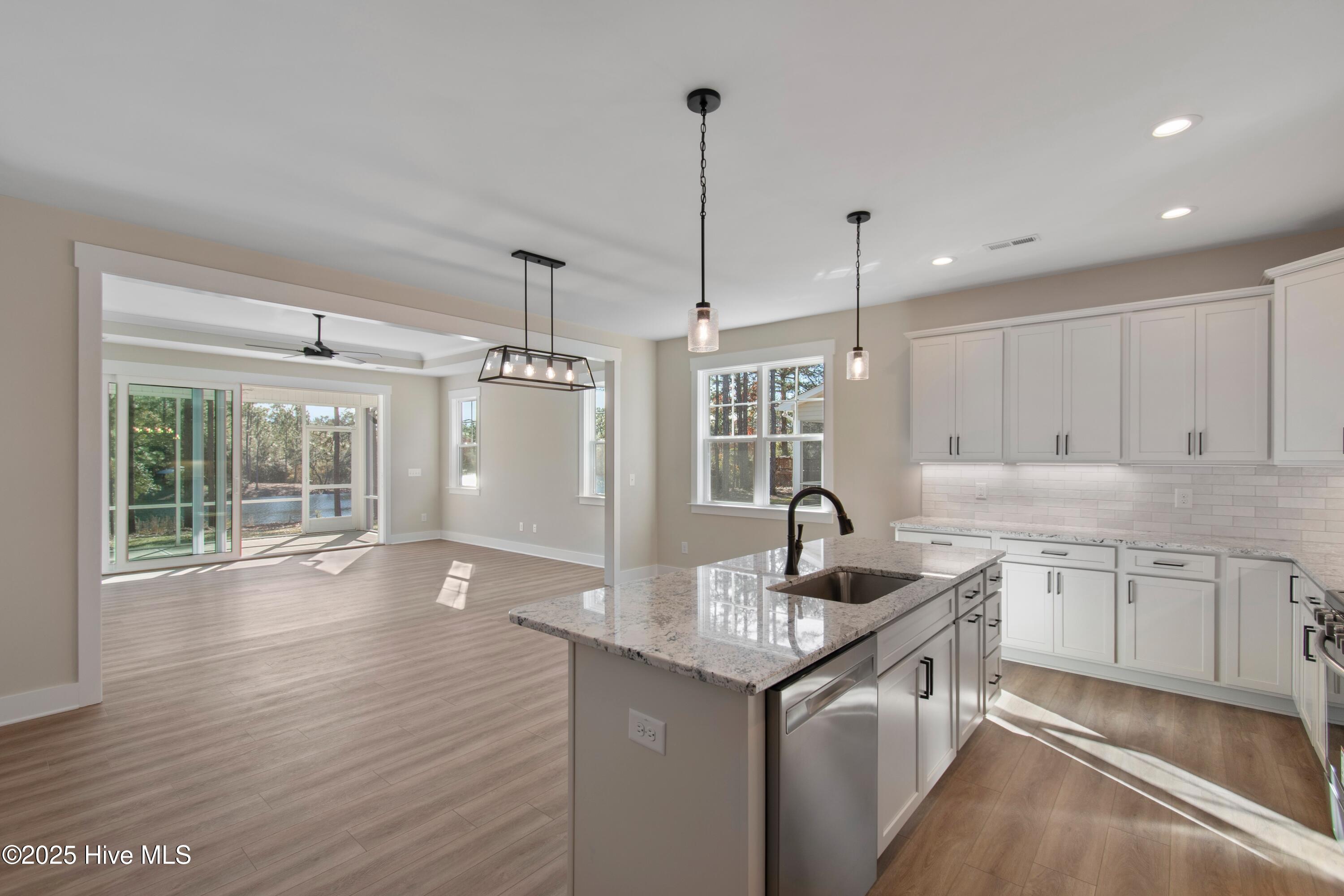 100520444 | Photo 12