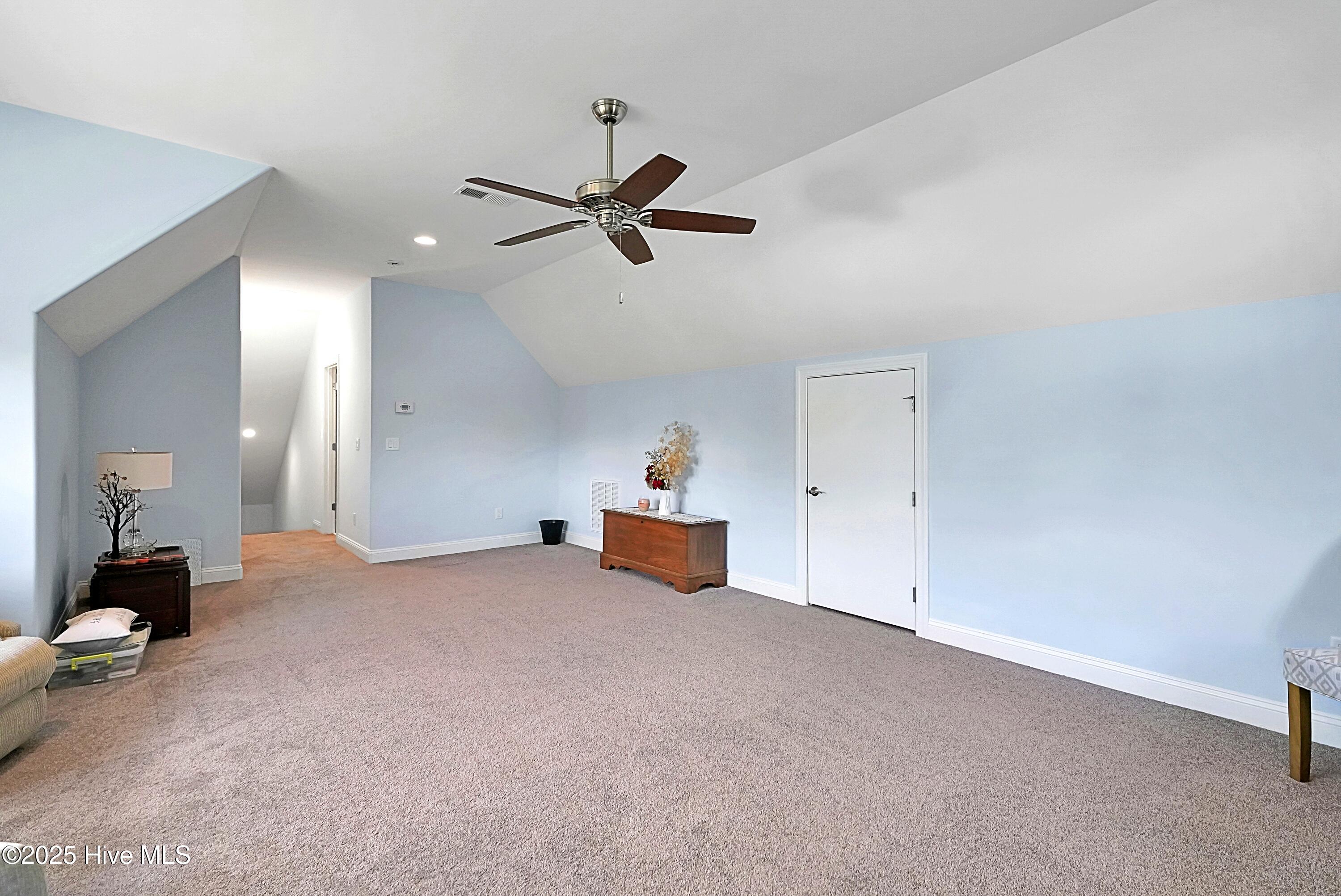 100557169 | Photo 40