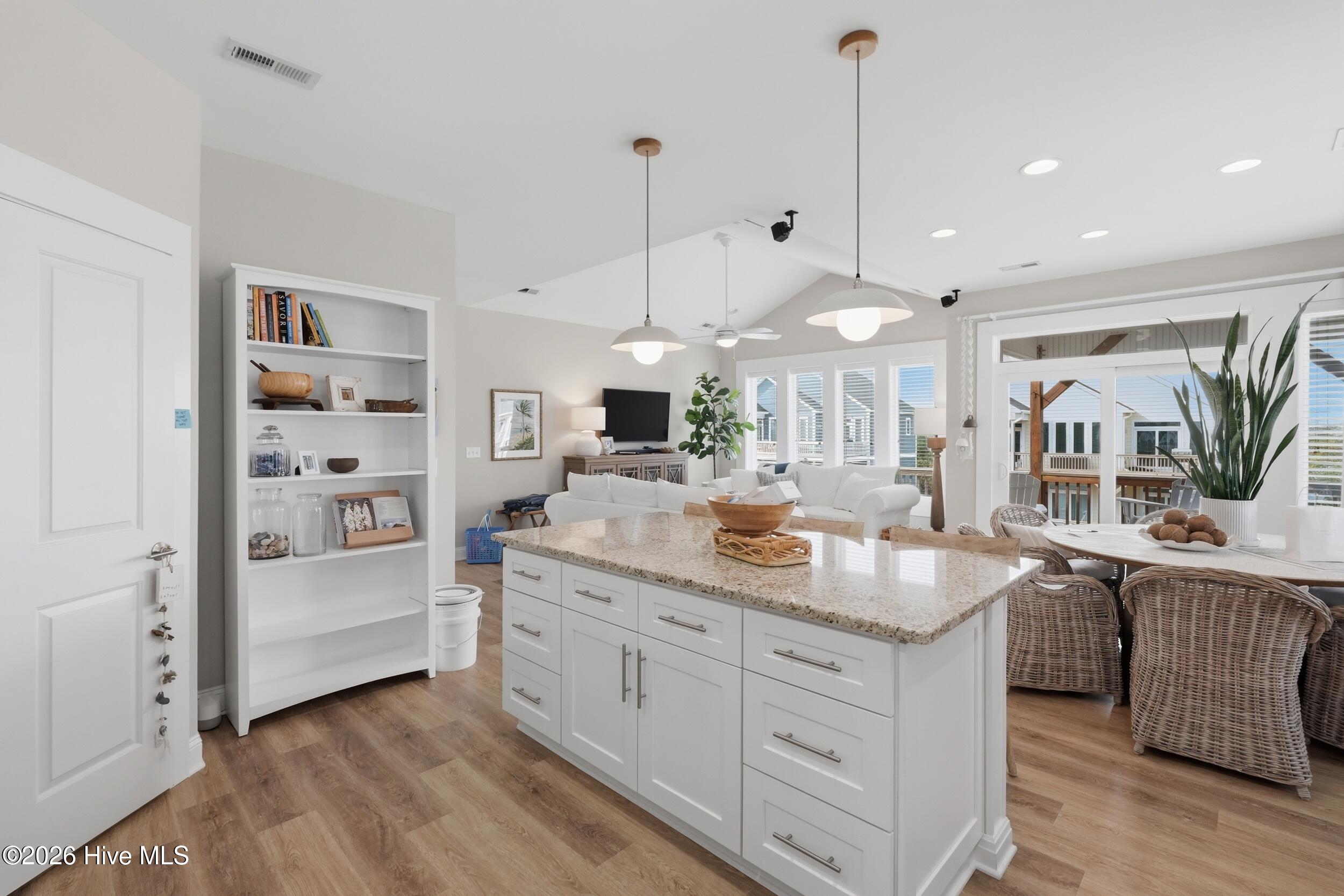 100562493 | Photo 10