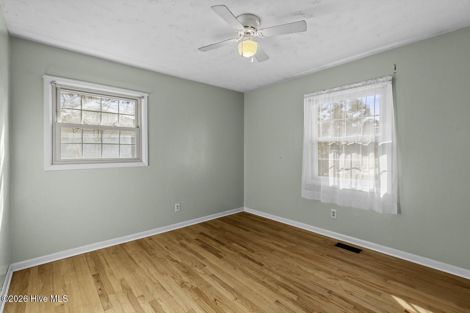 100548988 | Photo 15