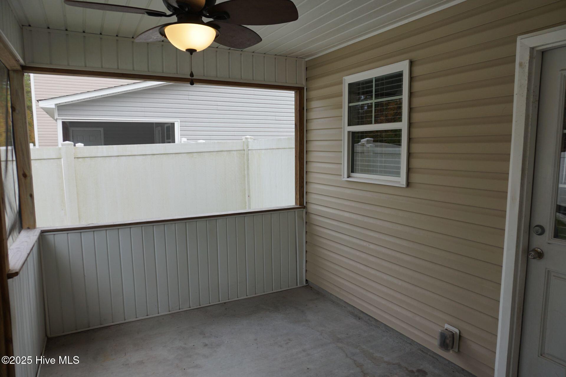 100561095 | Photo 22