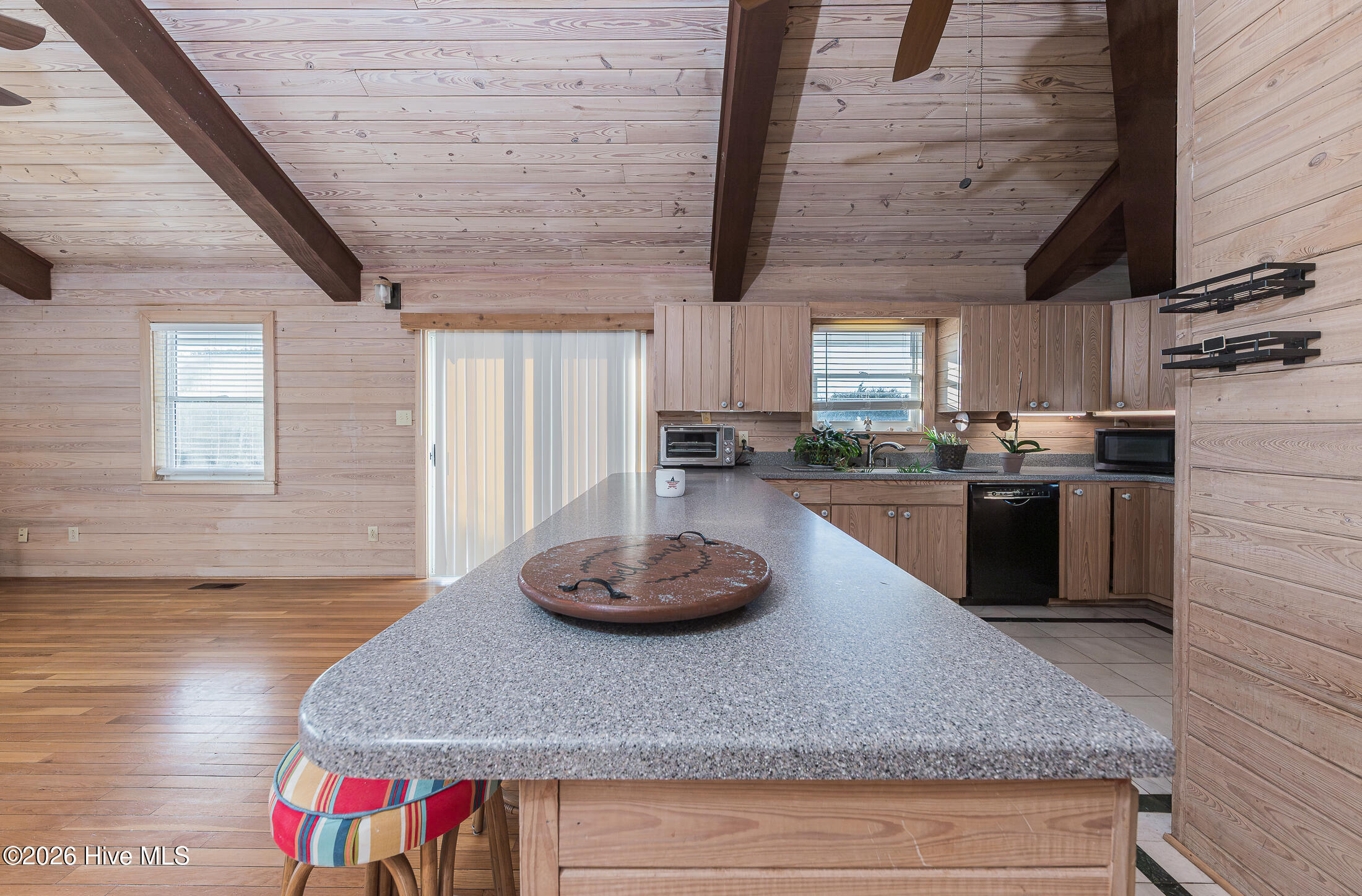 100560422 | Photo 16