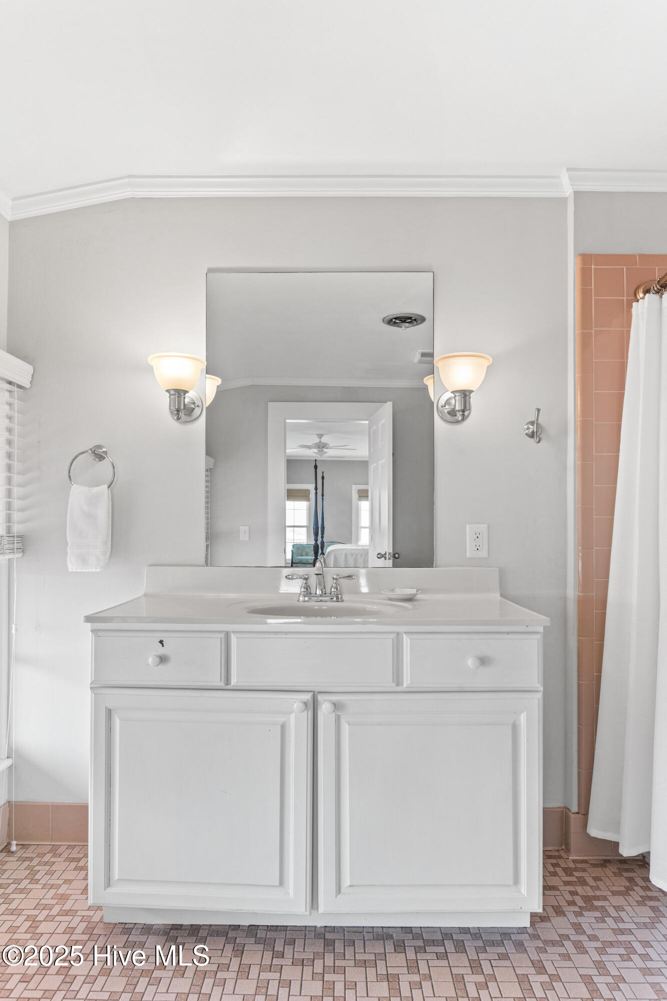 100561116 | Photo 30