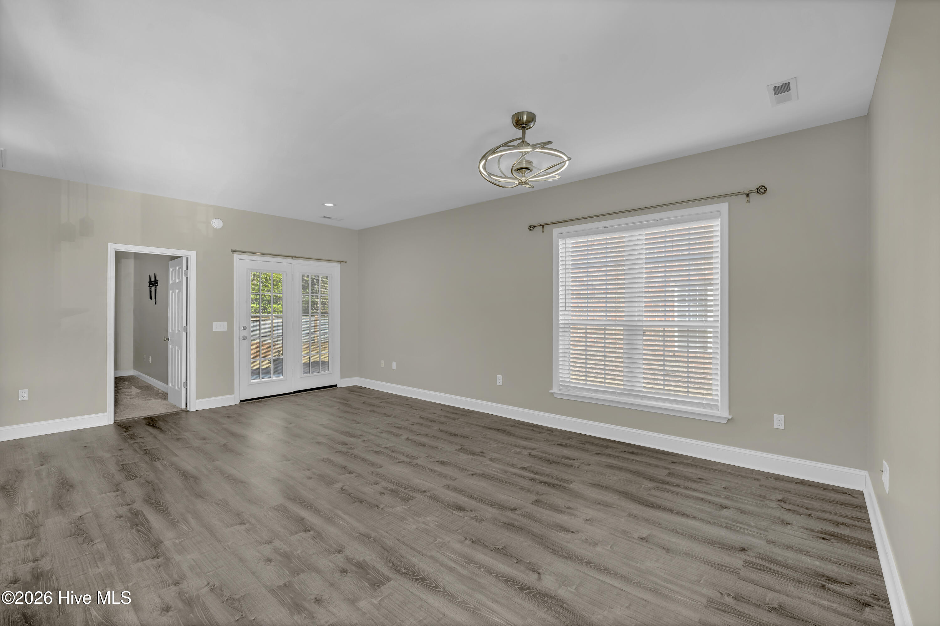 100548075 | Photo 11