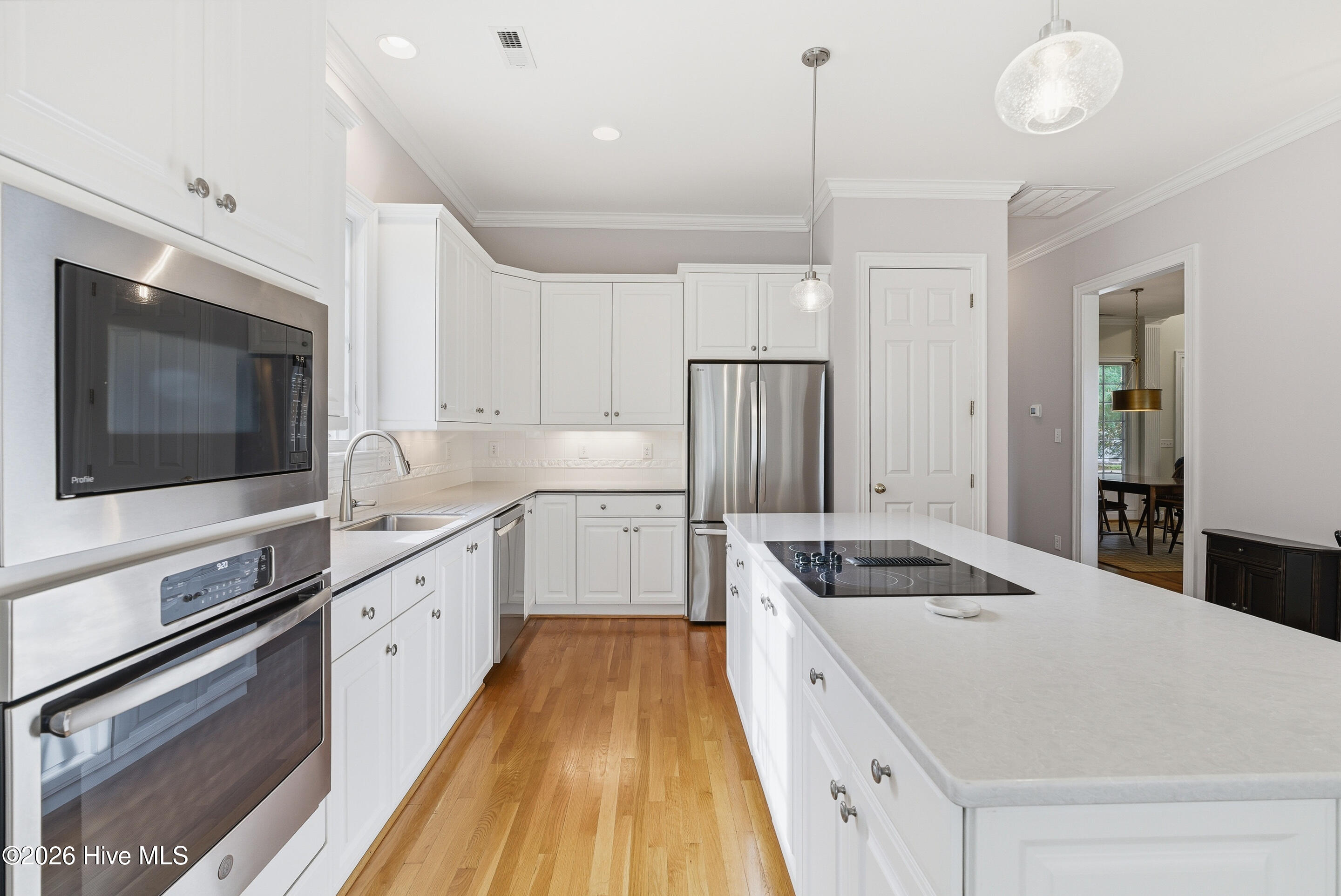 100568595 | Photo 19