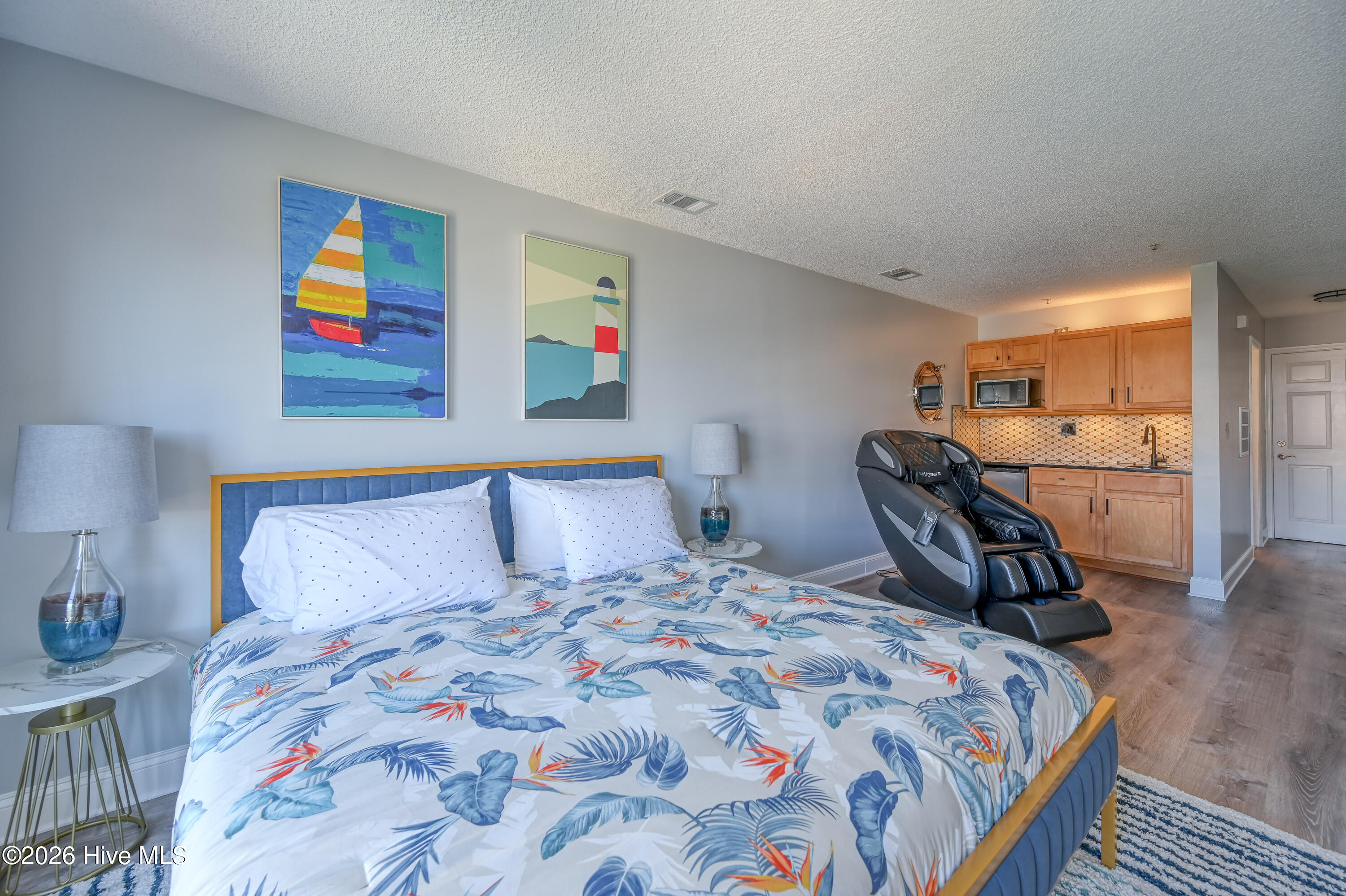 100568256 | Photo 42