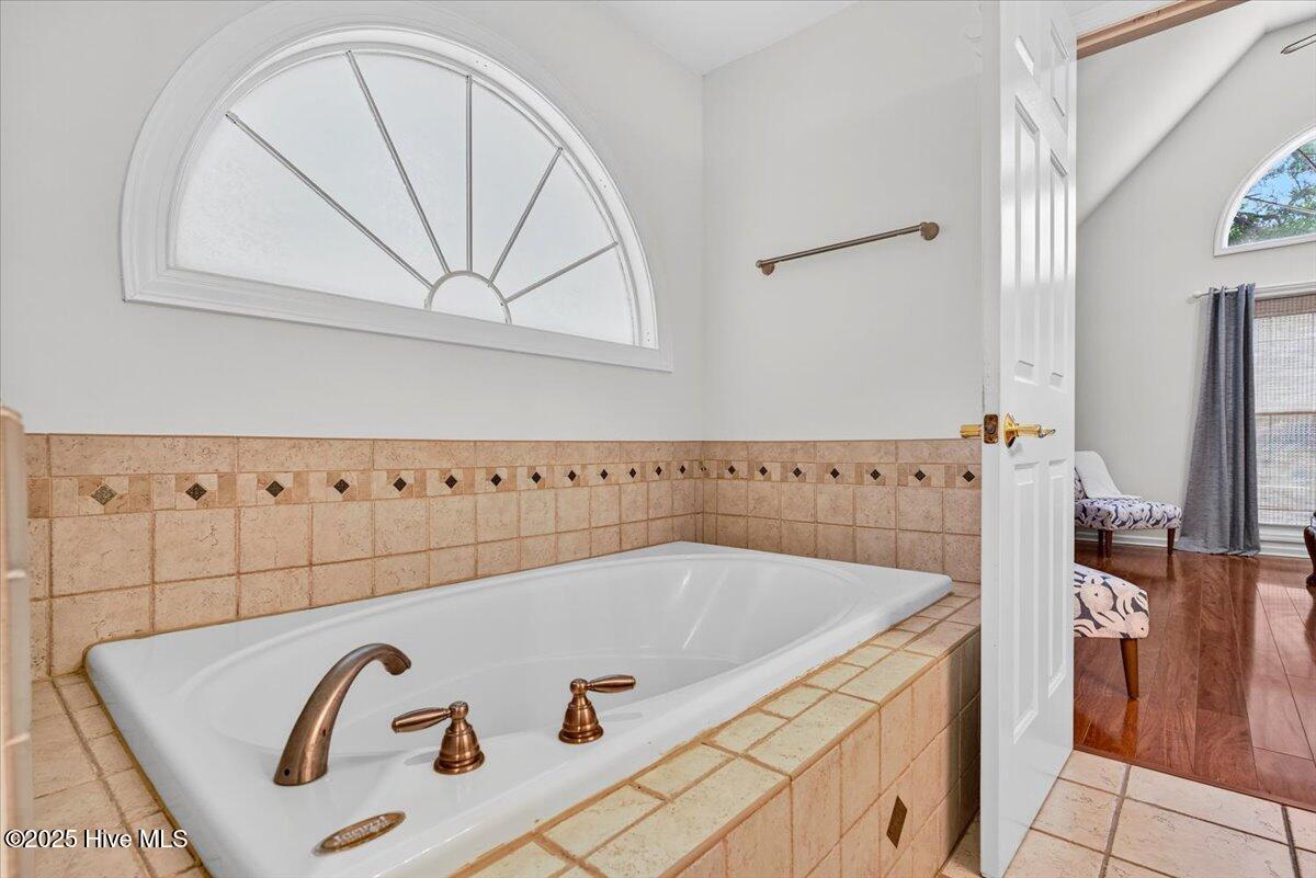 100518742 | Photo 27