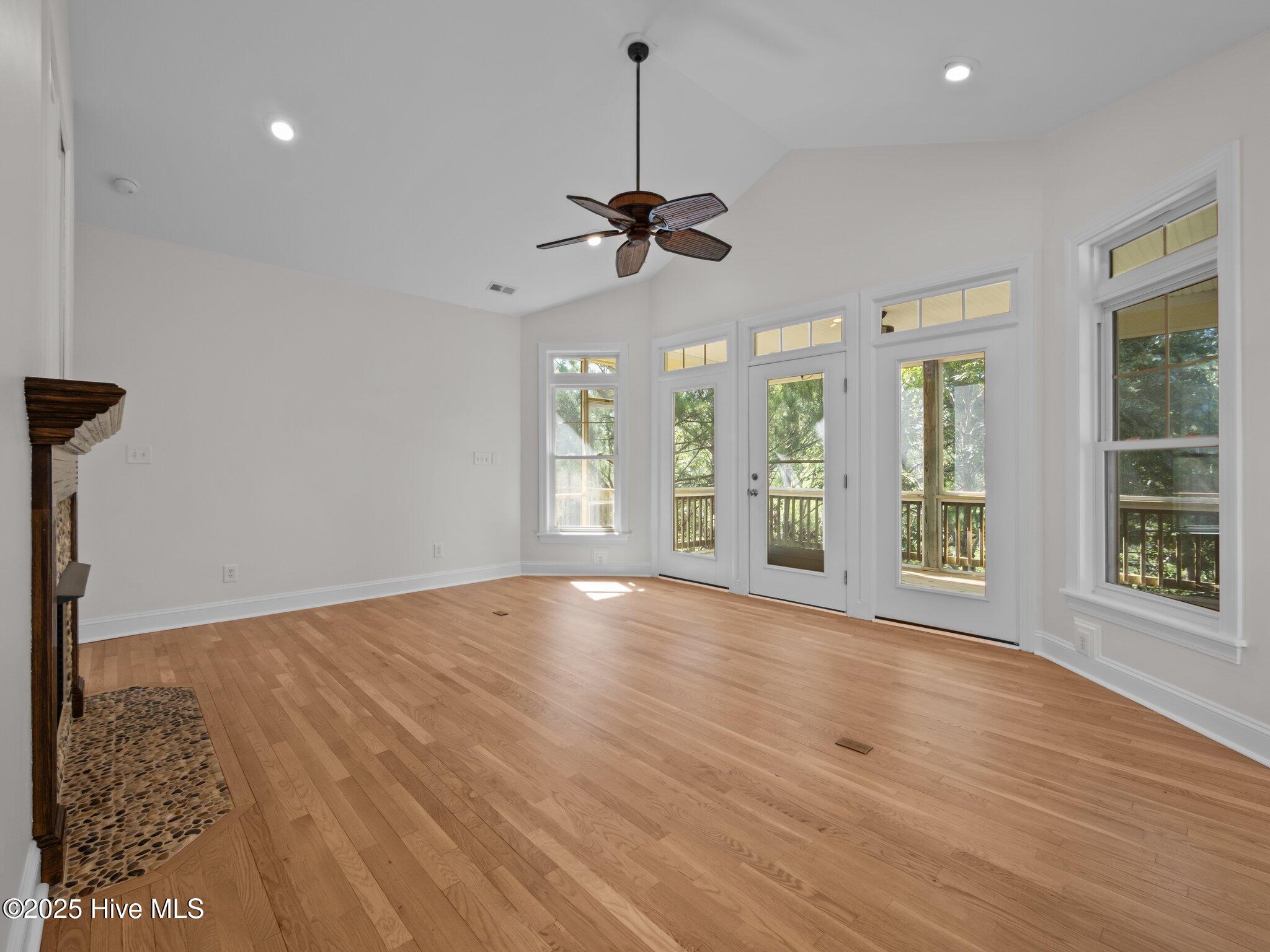 100518679 | Photo 16