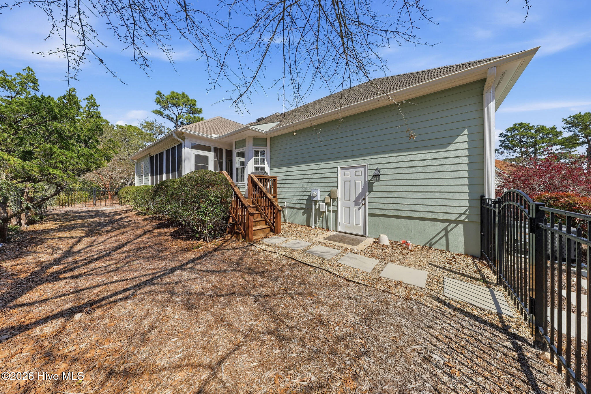 100560993 | Photo 15