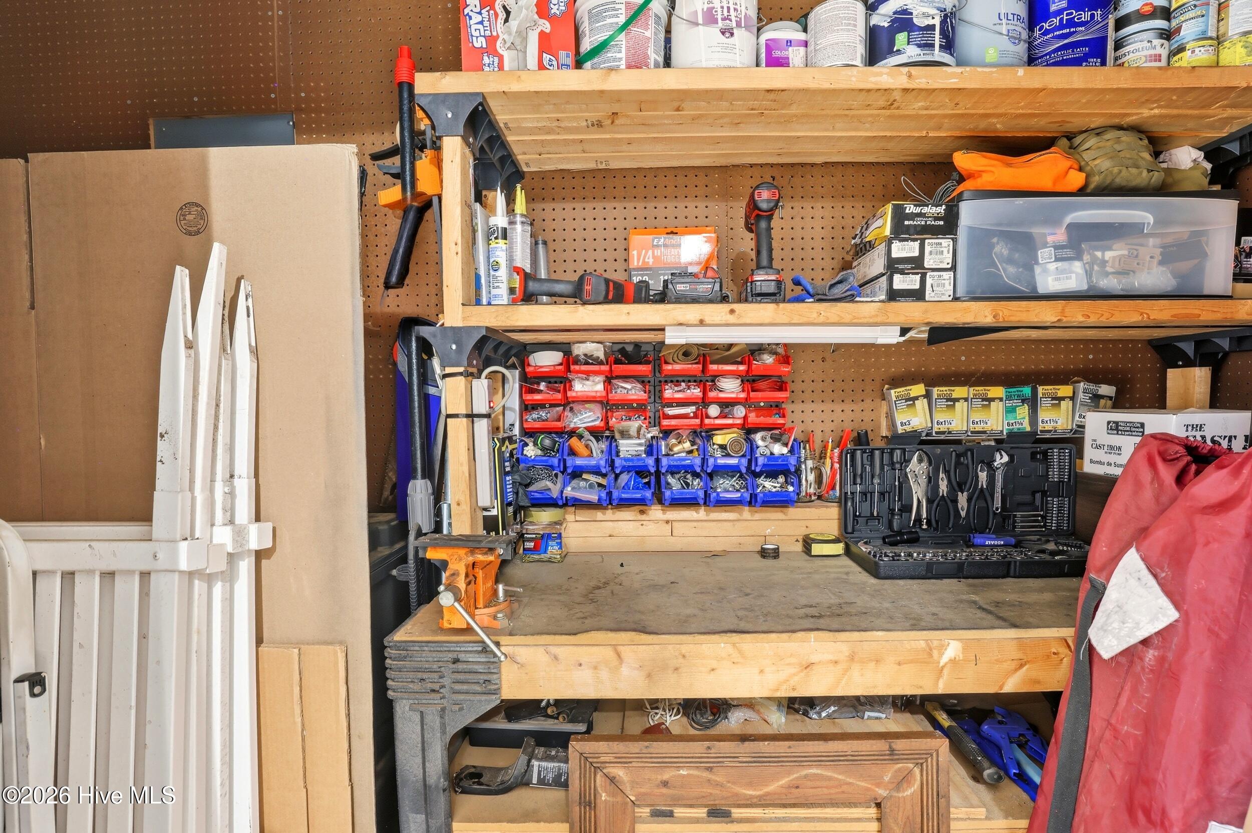 100569802 | Photo 47