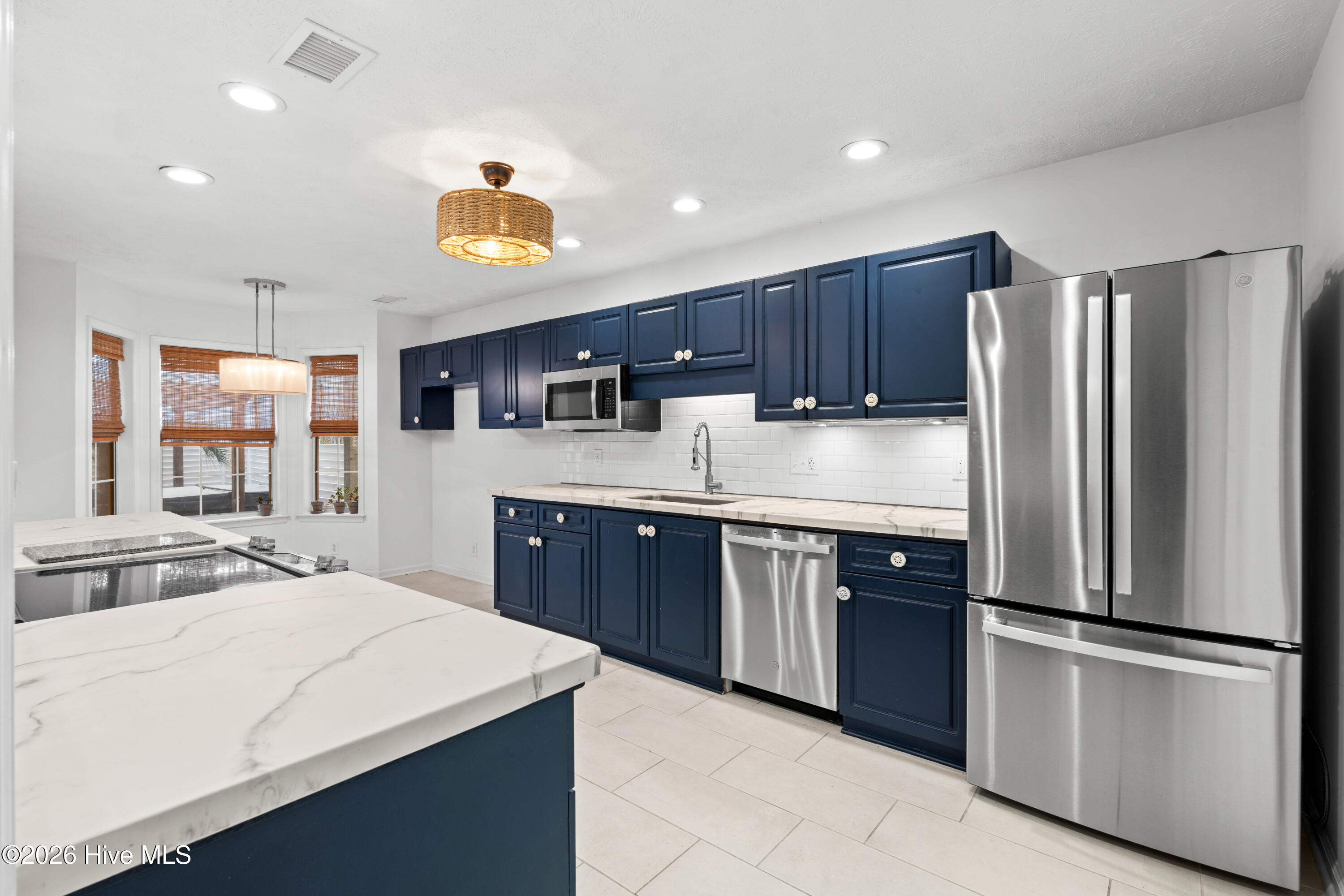 100562430 | Photo 16