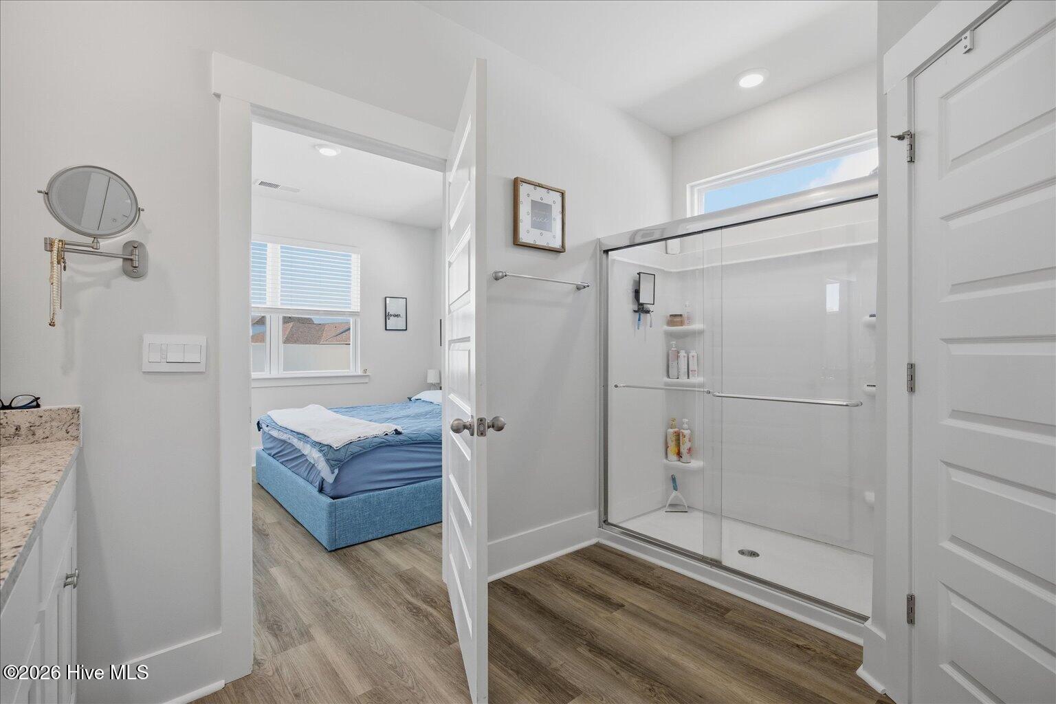 100568001 | Photo 36